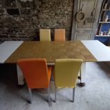 Extendable dining table
