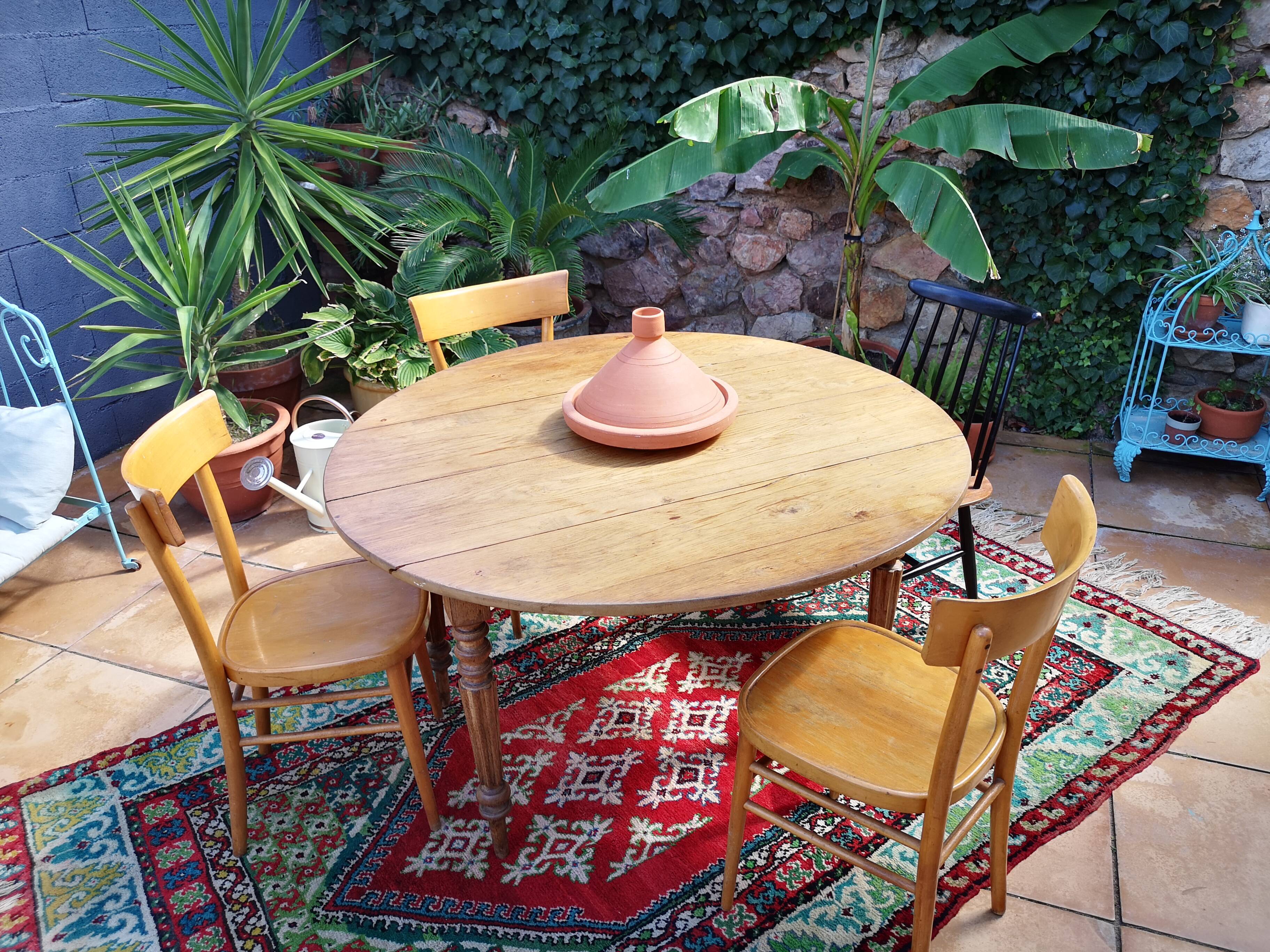 Round table in oak tapered feet with extension cords