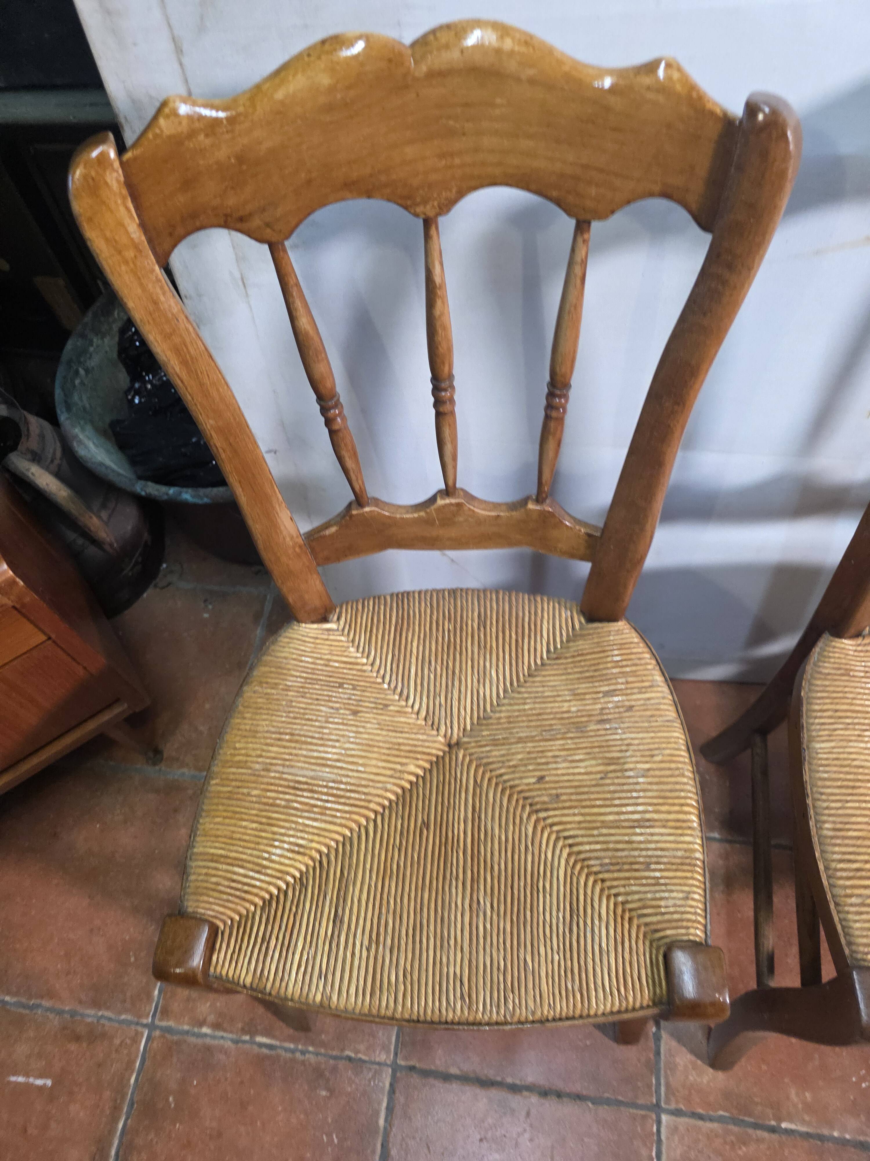 4 rustic farmhouse chairs made of wood and straw
