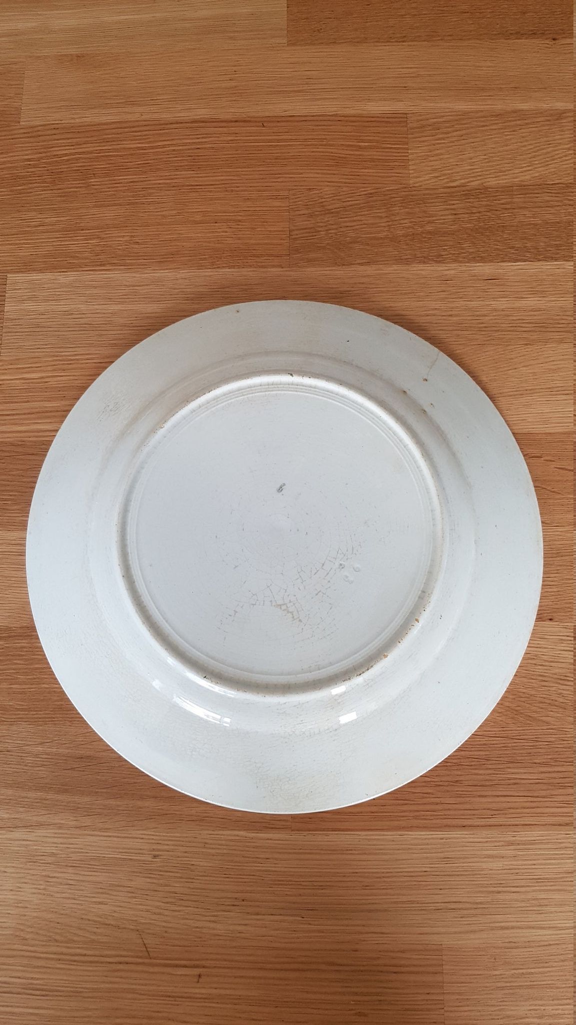 Plat céramique blanc et vert décors fleurs et papillons