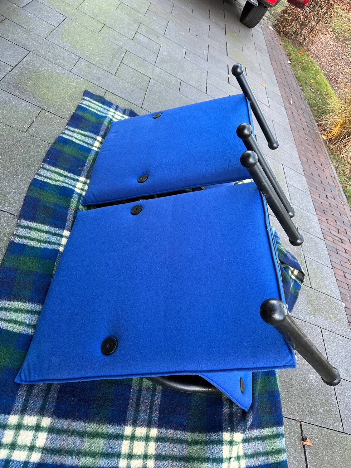 2 x Arflex T-Line sun loungers