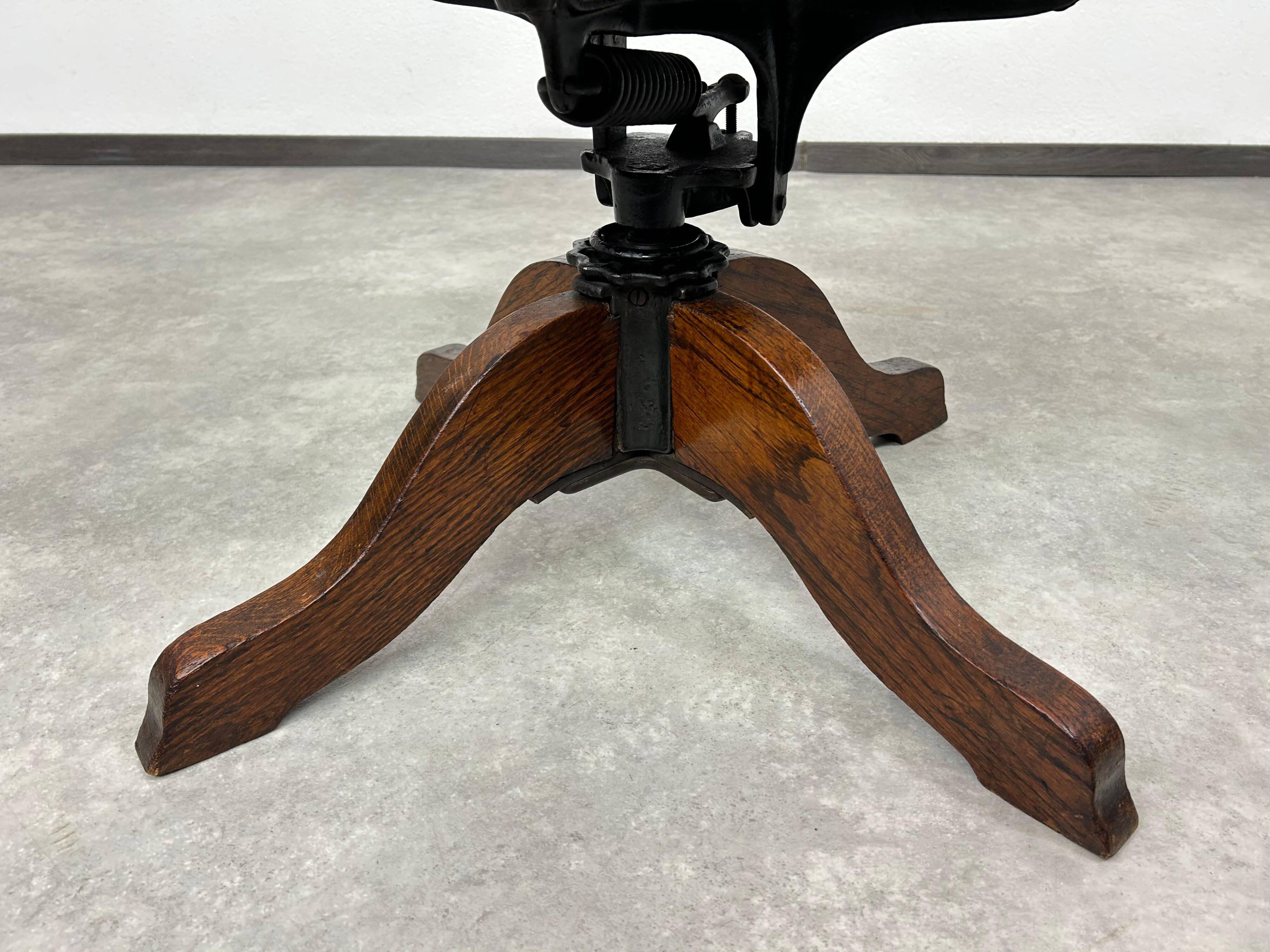 Swivel office chair in oak with a rattan seat.