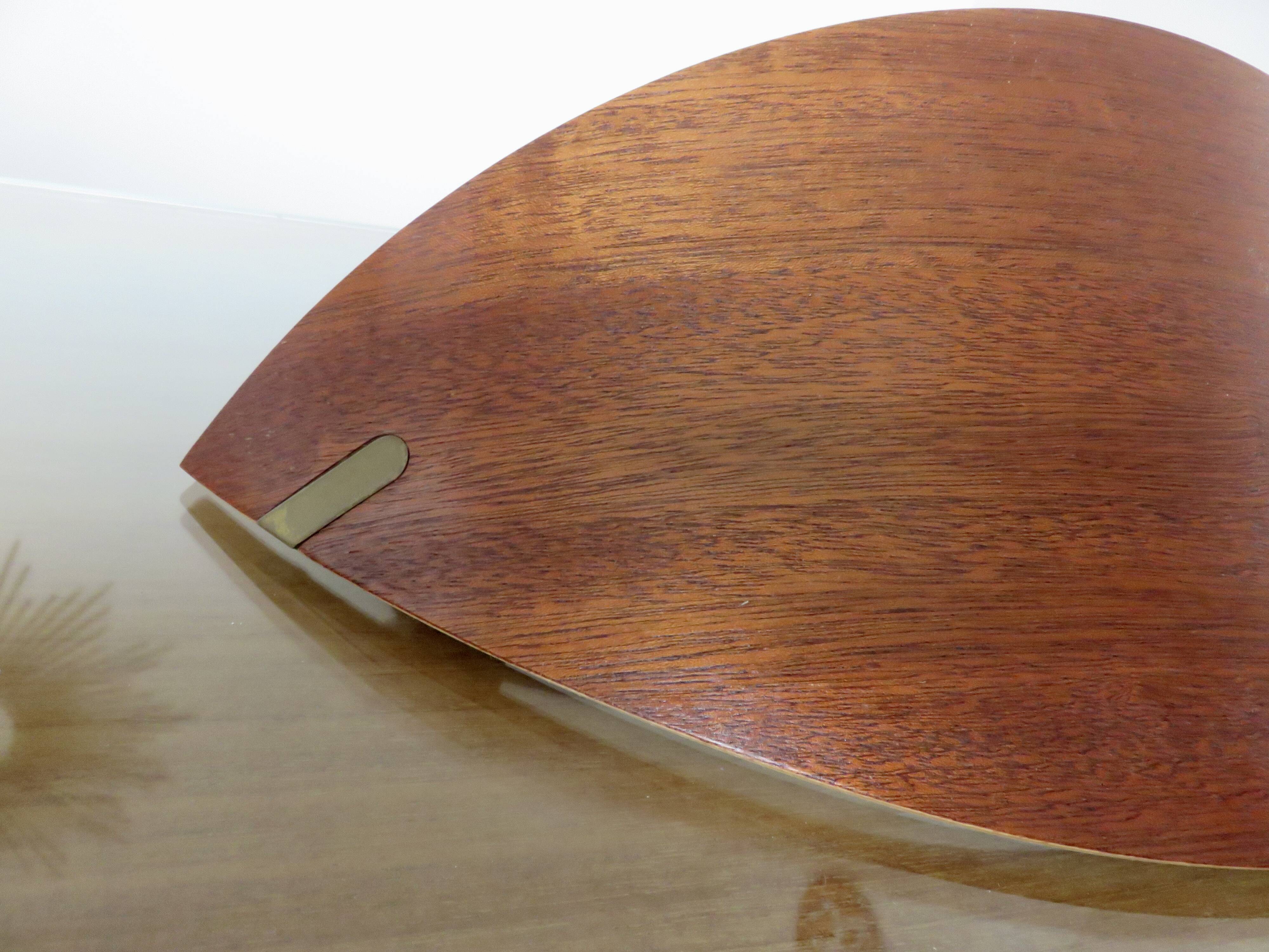 Pair of Scandinavian wall lights in bent wood with brass accents, 1980.