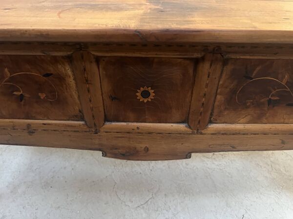 Bureau provincial marqueté en merisier massif XX siècle