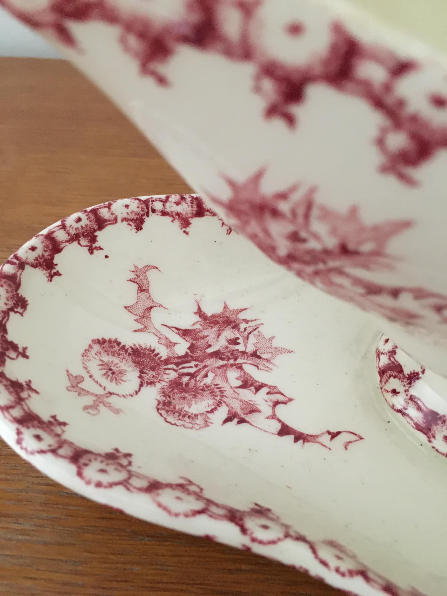 Sauce boat in opaque porcelain by gien, model "thistles". old pink color.
