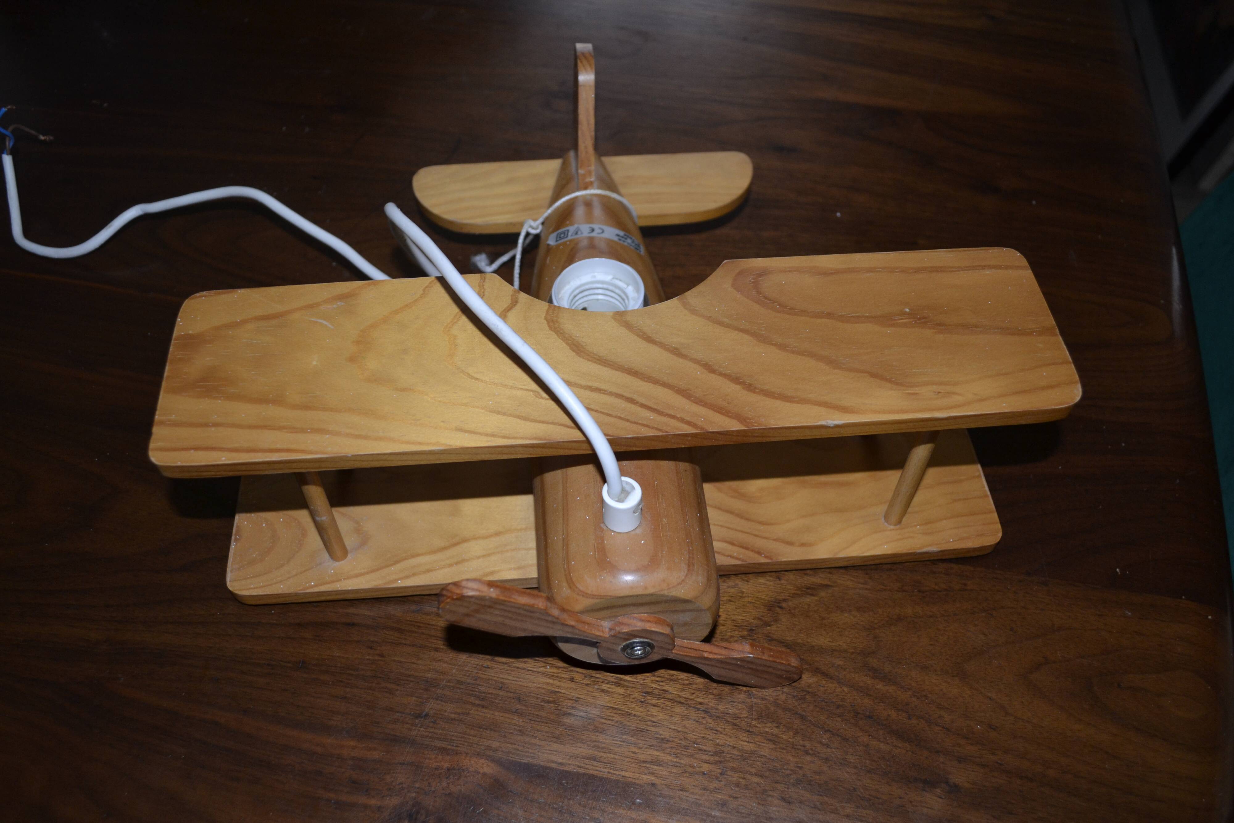 Wooden airplane suspension