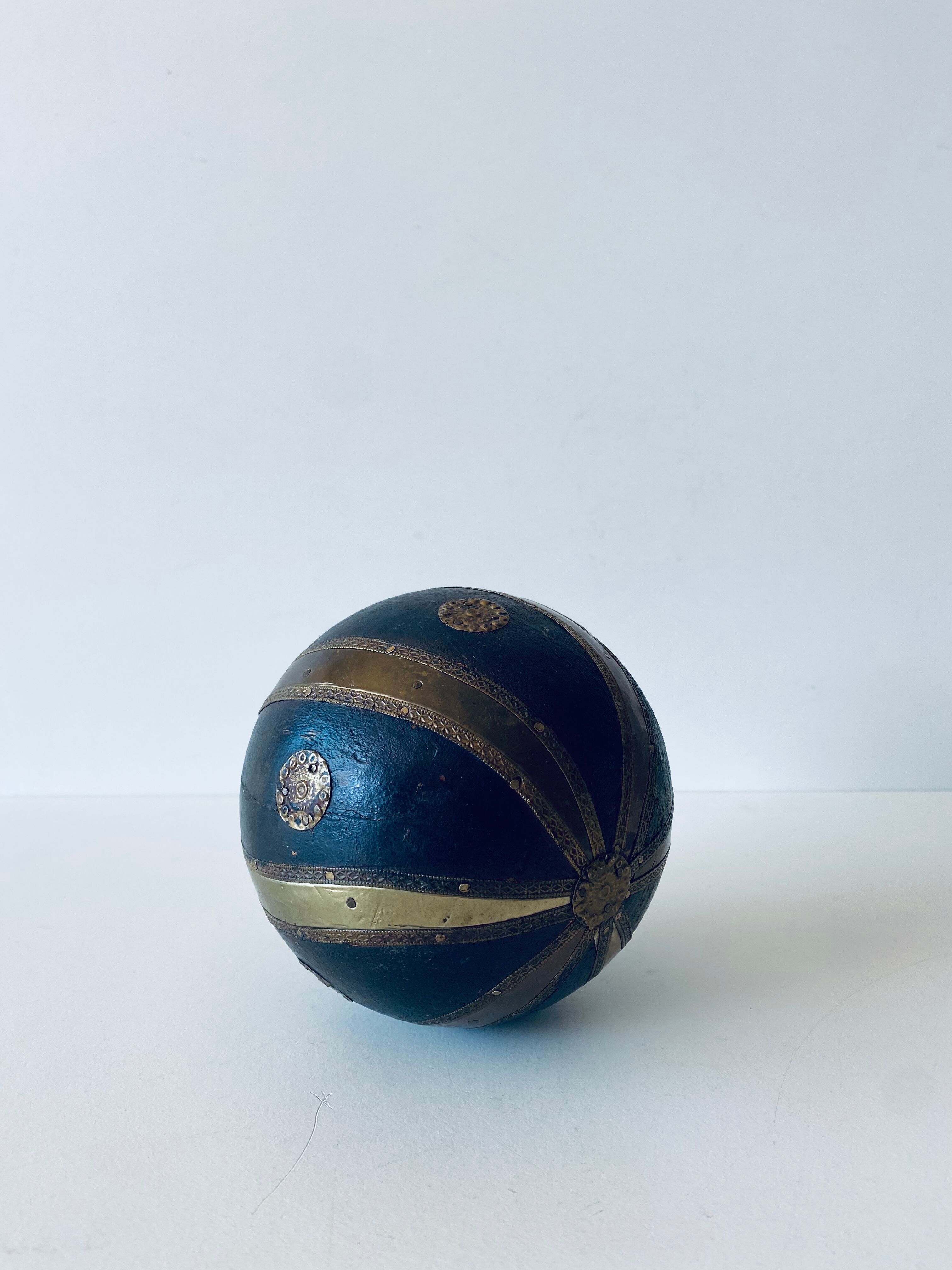 Decorative ball in wood and laion