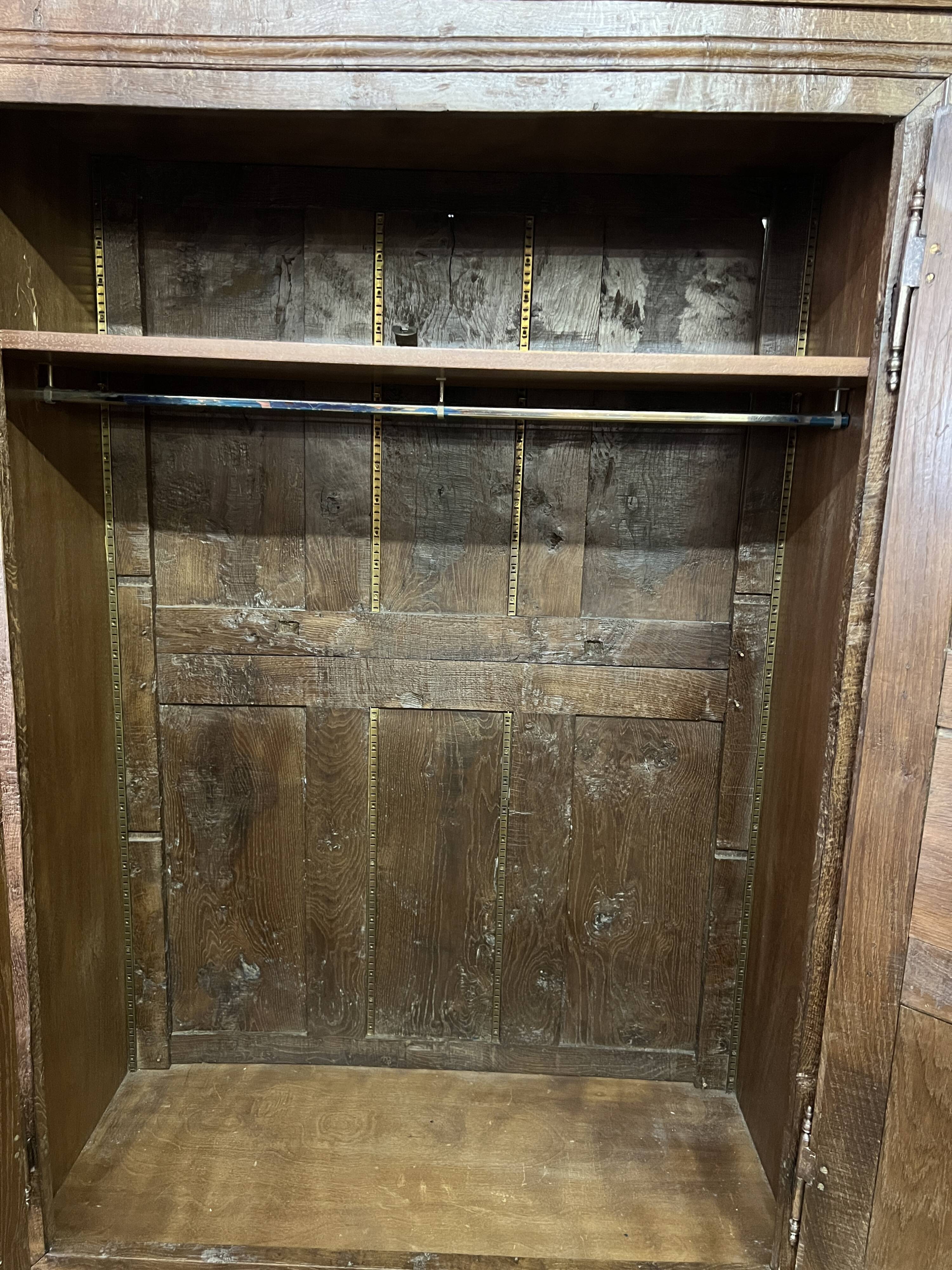 Armoire Louis XV en bois sculpté du XVIIIè siècle