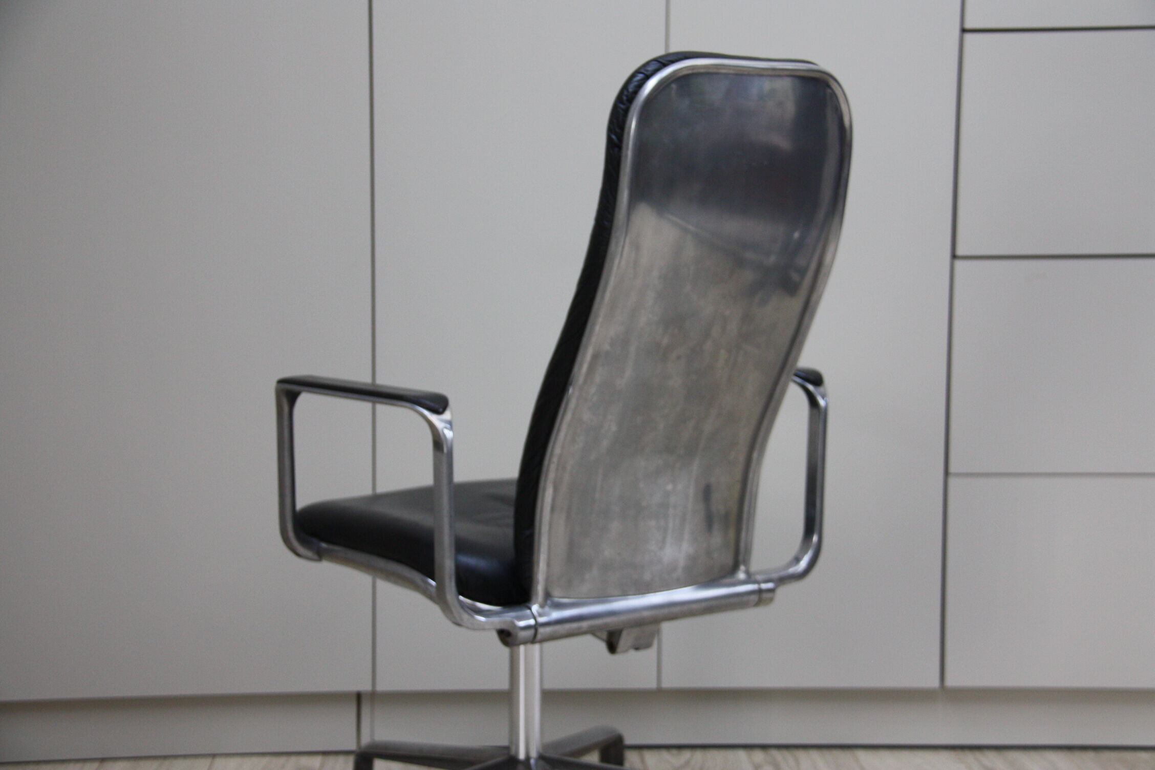Swivel office chair in black leather - Frederick Scott for Hill - UK - 1970's