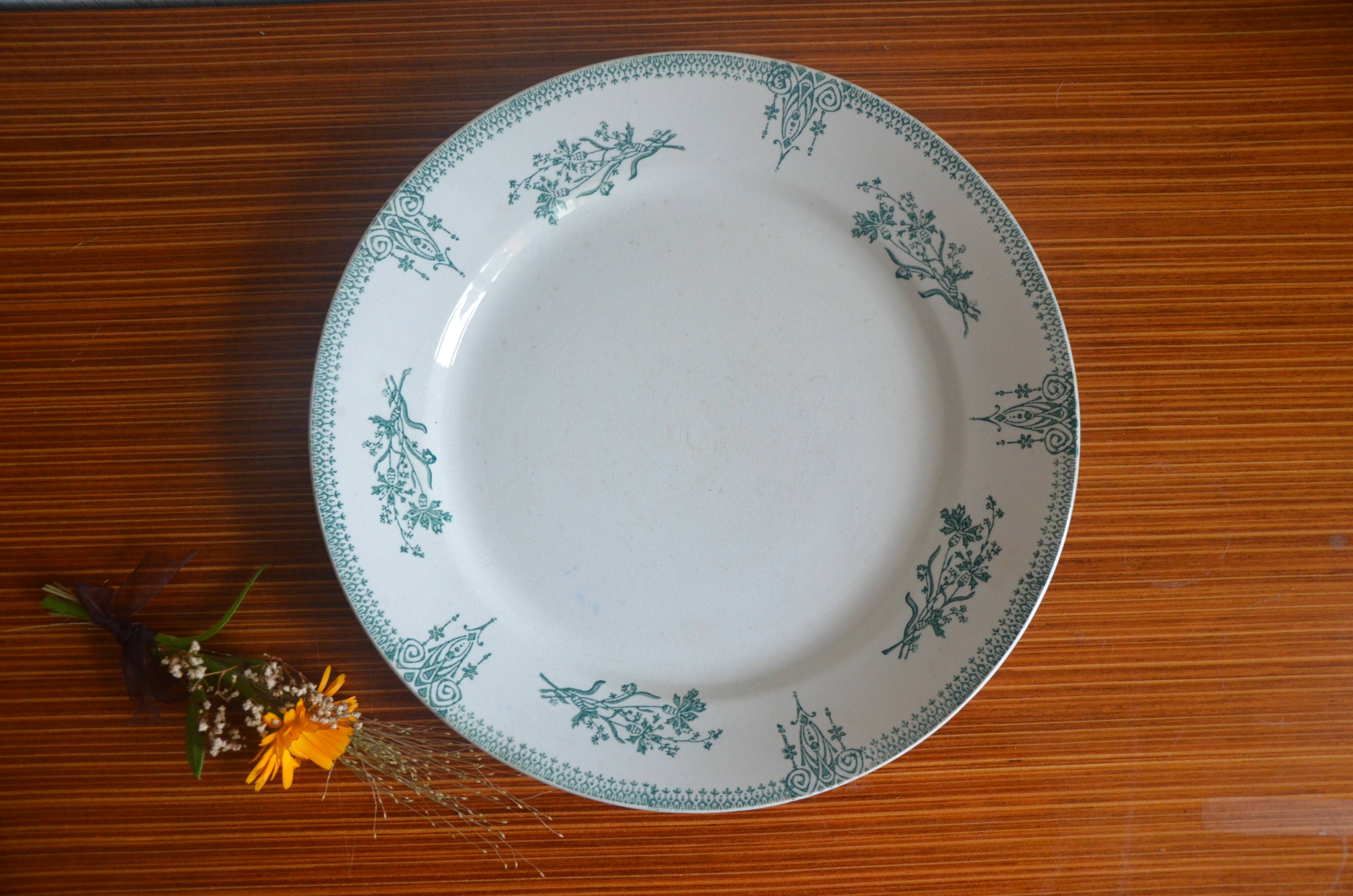 Service Dish Society of Large Ceramics Establishments