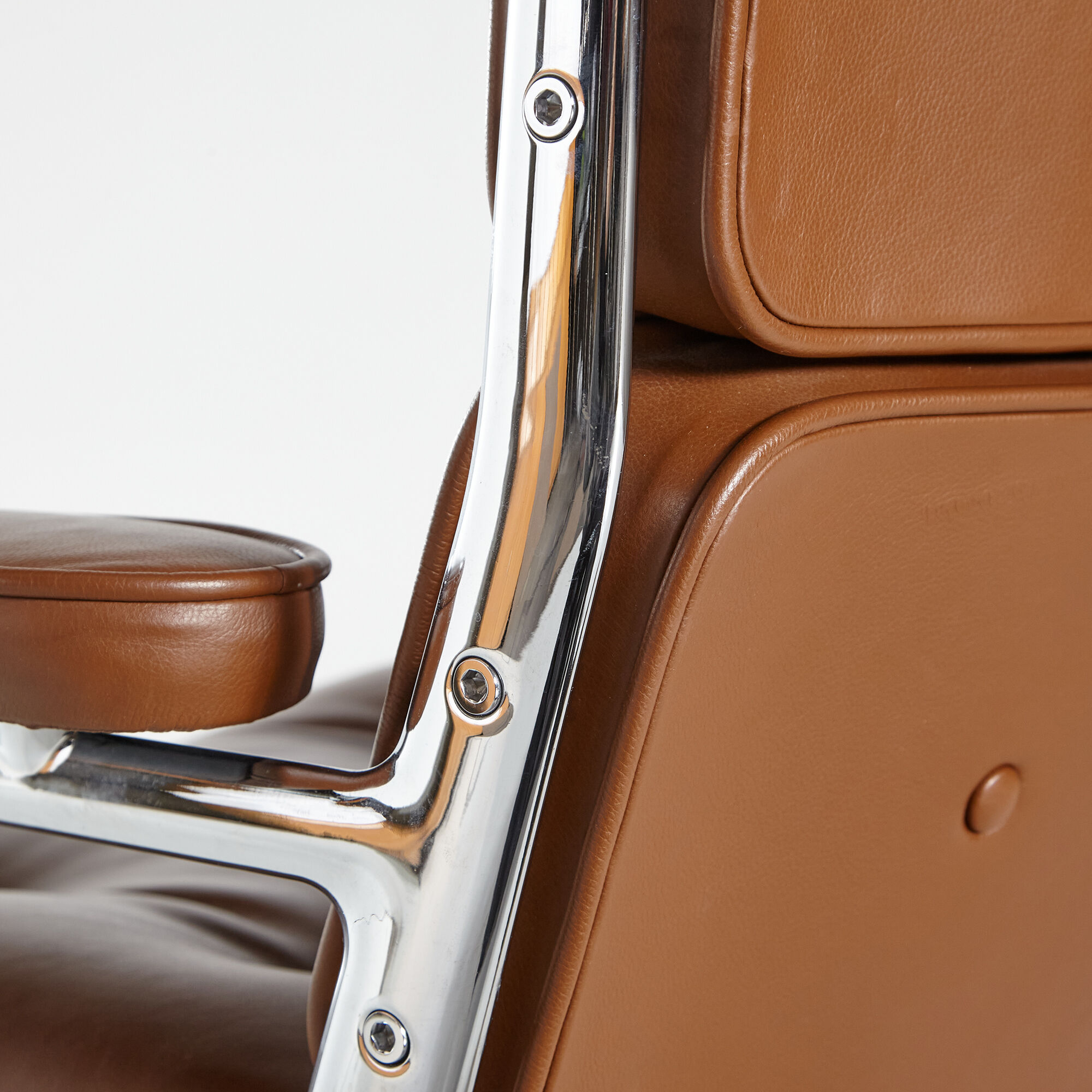 ES104 Lobby chair by Charles & Ray Eames for Vitra