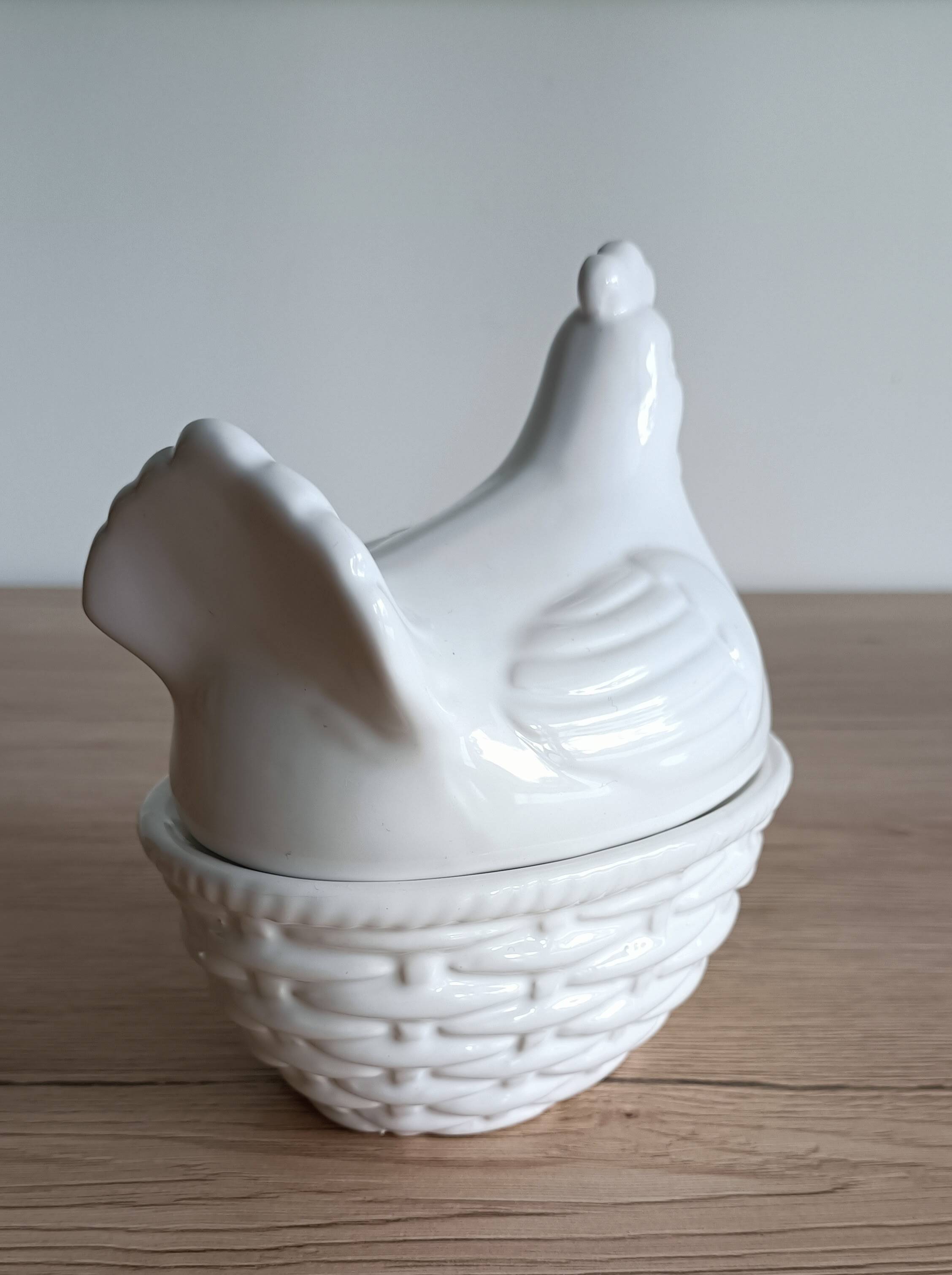 Sugar bowl with white ceramic hen decoration