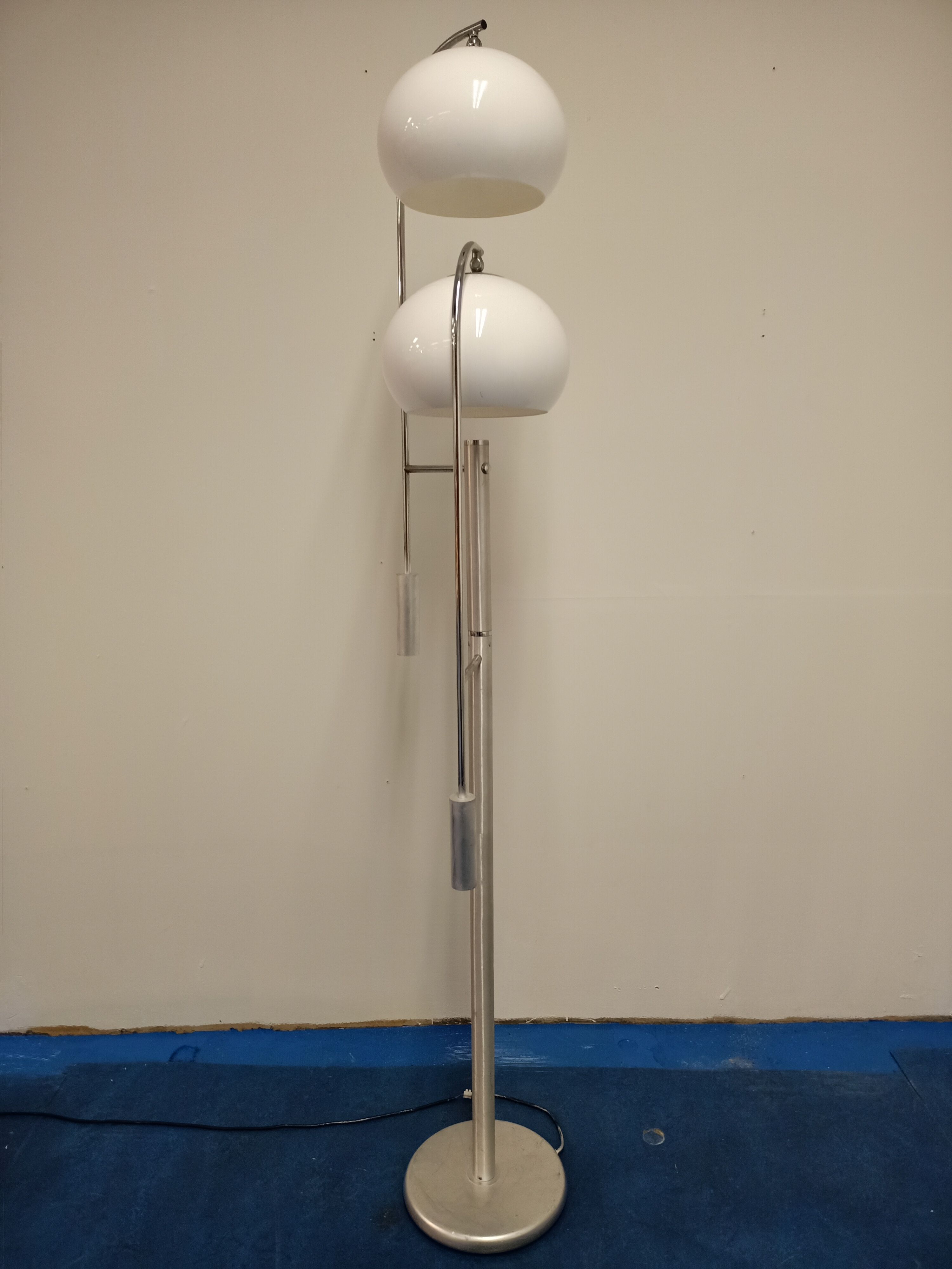 Lampadaire seventies en aluminium et chrome