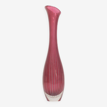 Vase tulipe scandinave en verre rose à fine cannes blanche