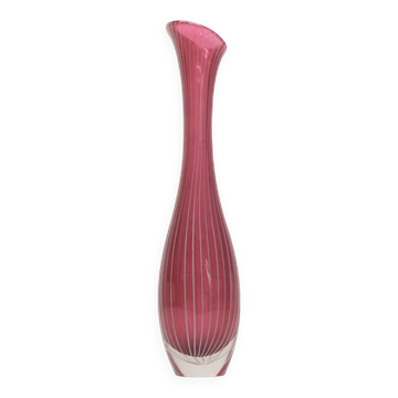 Scandinavian tulip vase in pink glass with fine white canes