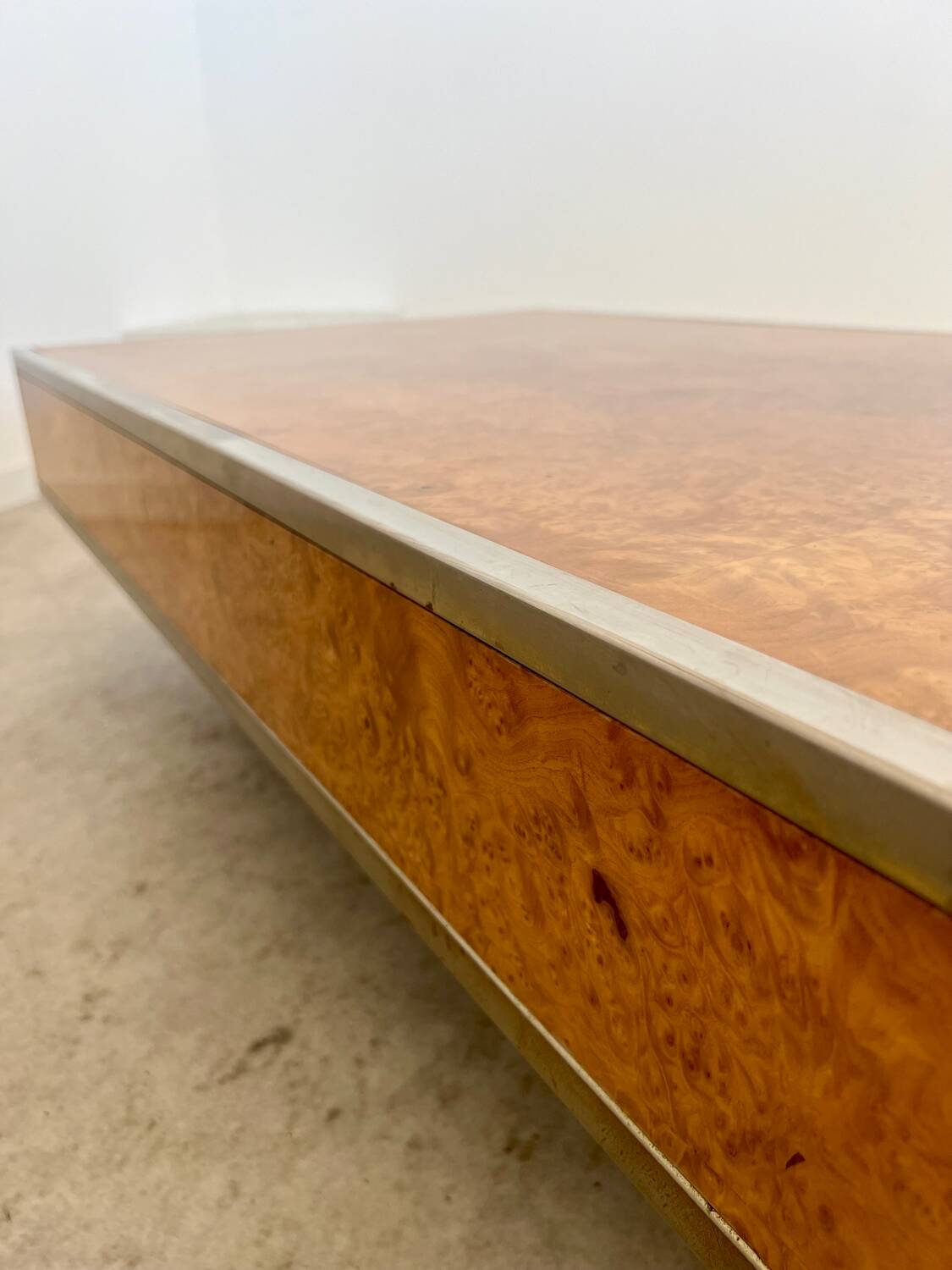 Old Italian design coffee table from the 70s in elm burl and metal / Willy Rizzo