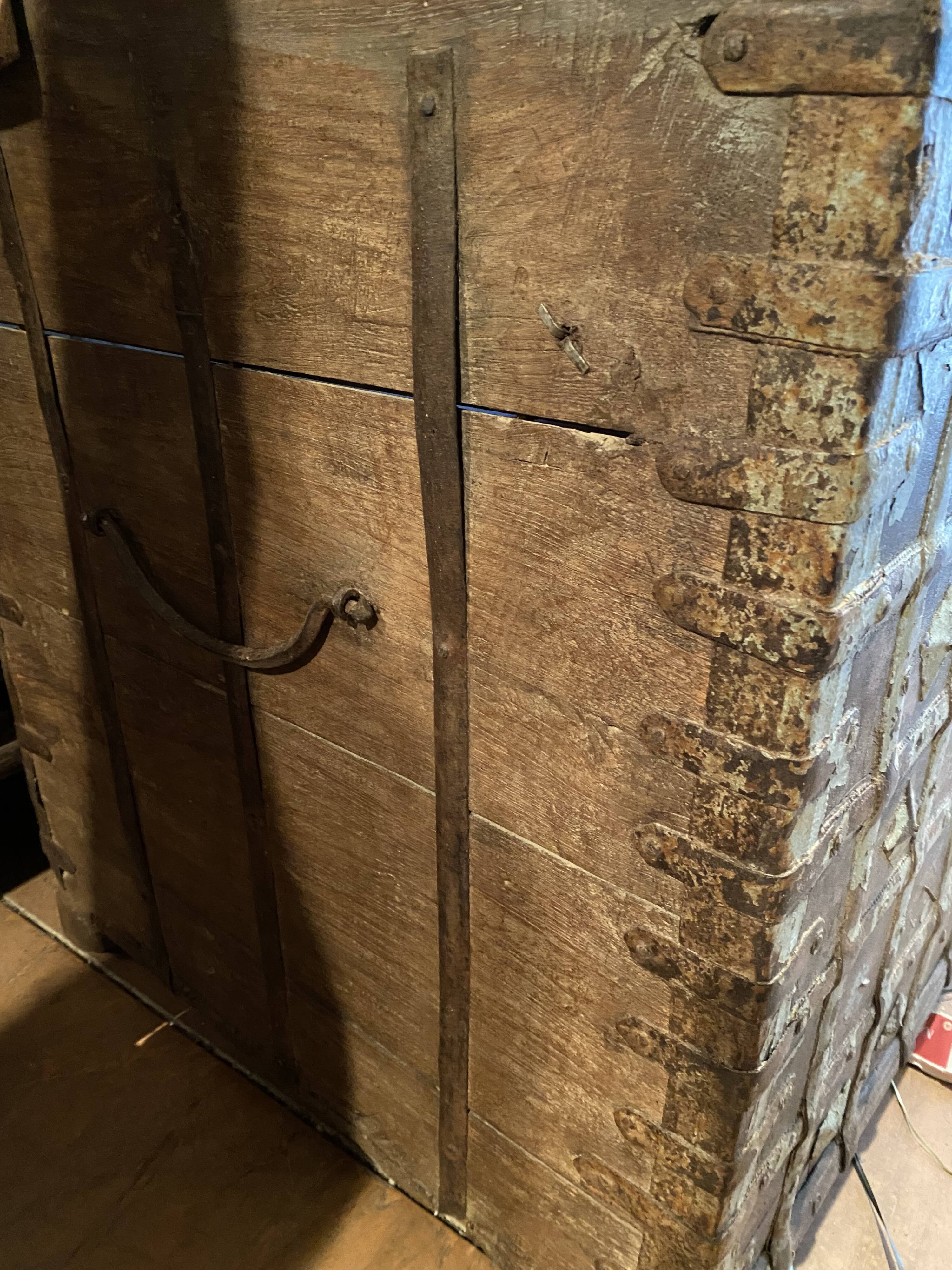 Indian chest in wood and green patinated metal