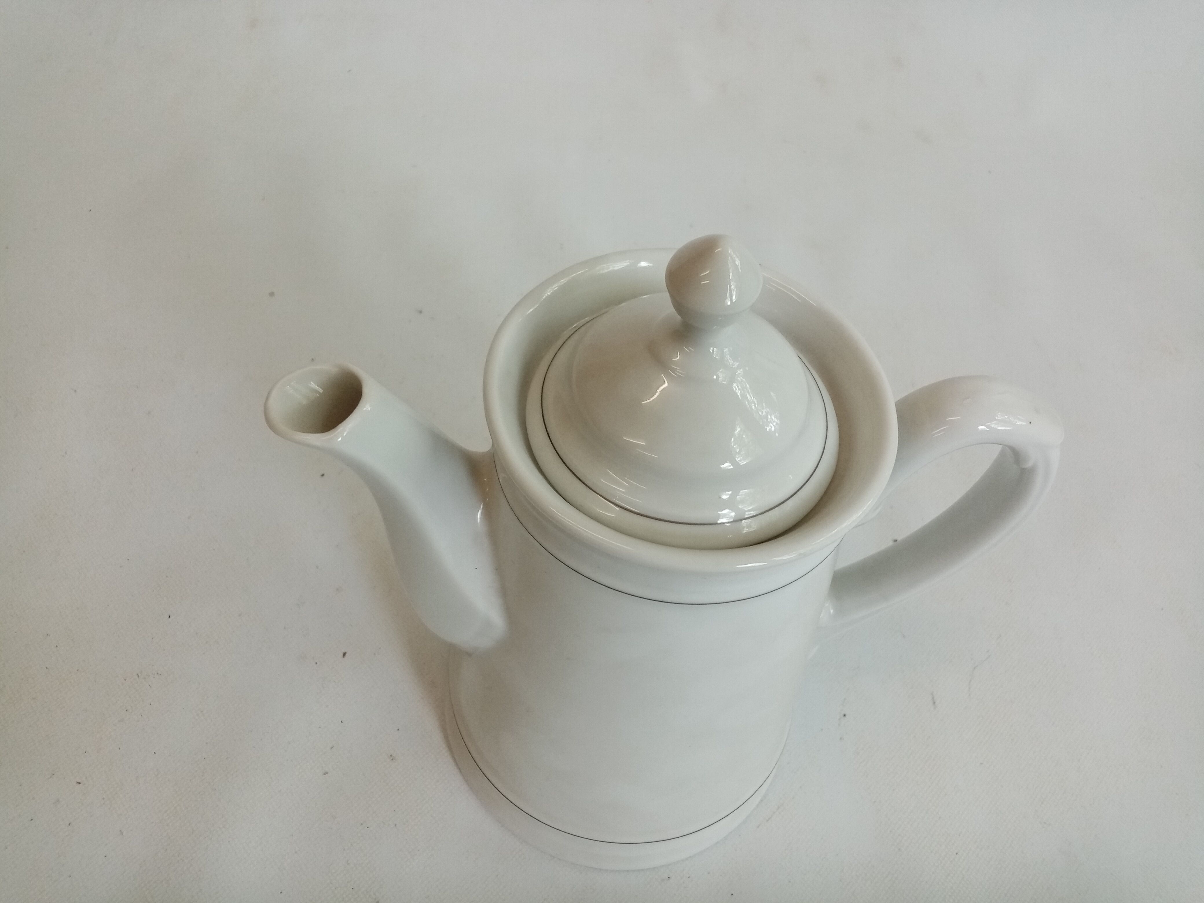 Bench coffee maker in fine porcelain gray border