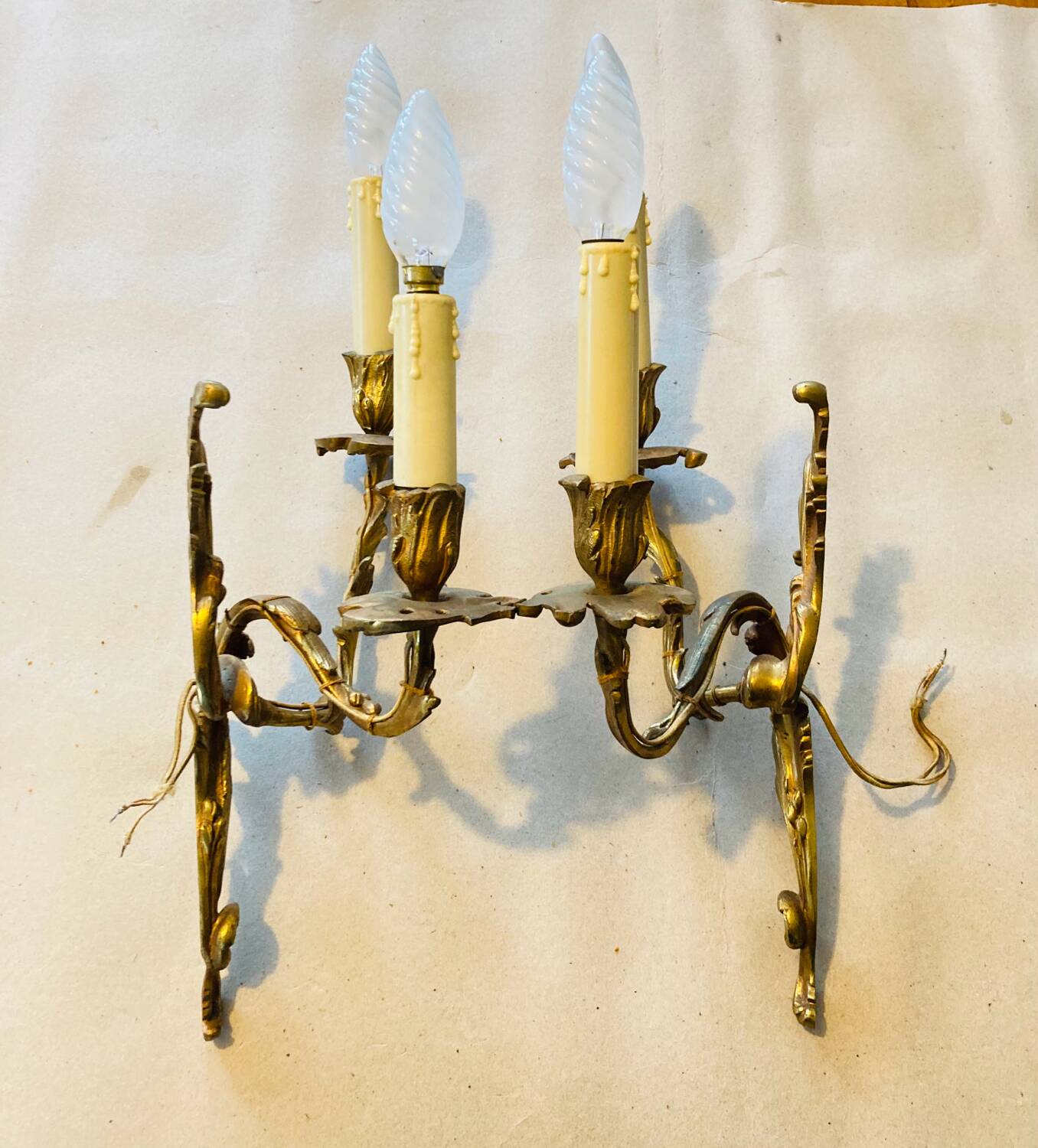 Paire d'appliques Louis XV en bronze décor de feuilles d’acanthes