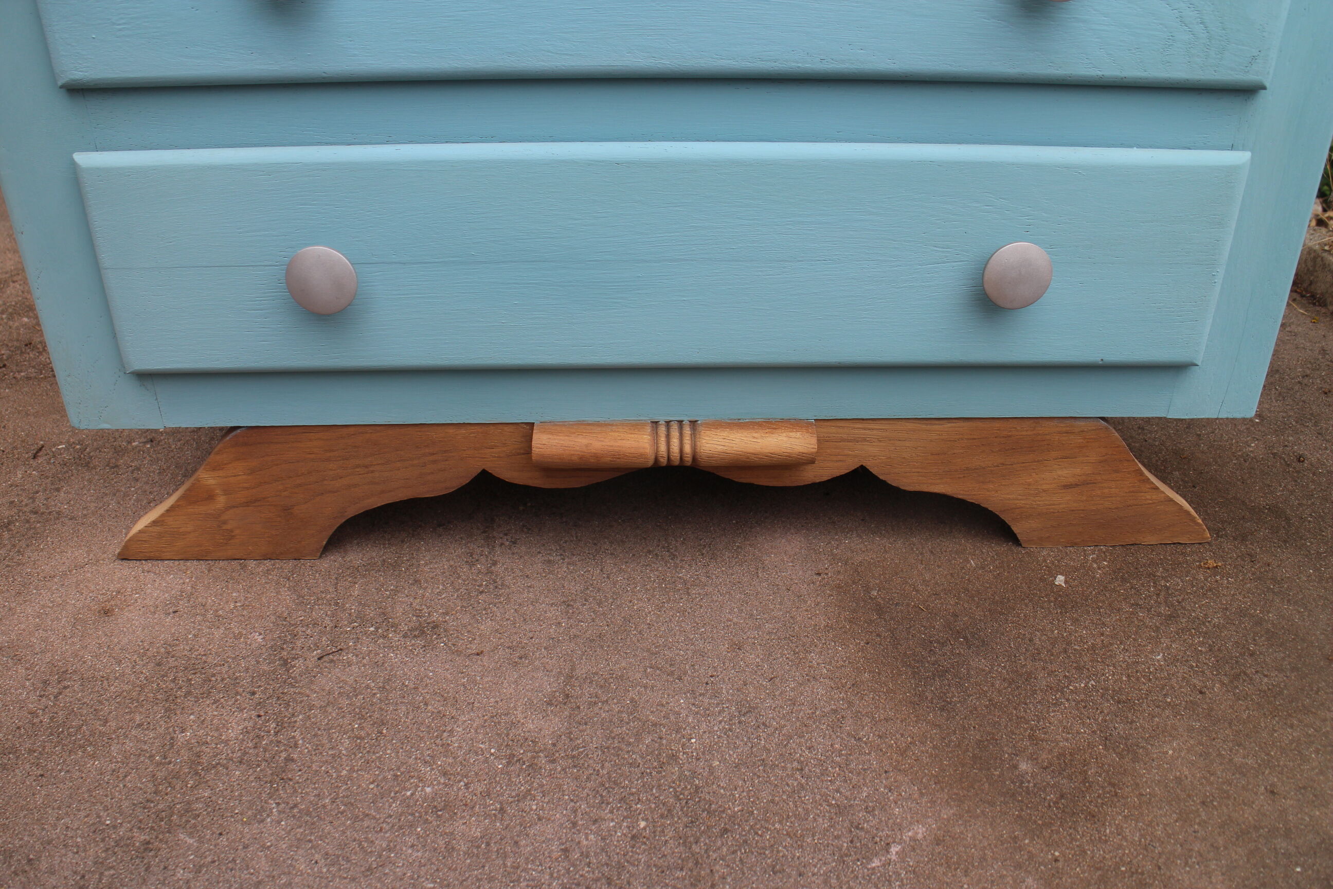 Commode foot mustache