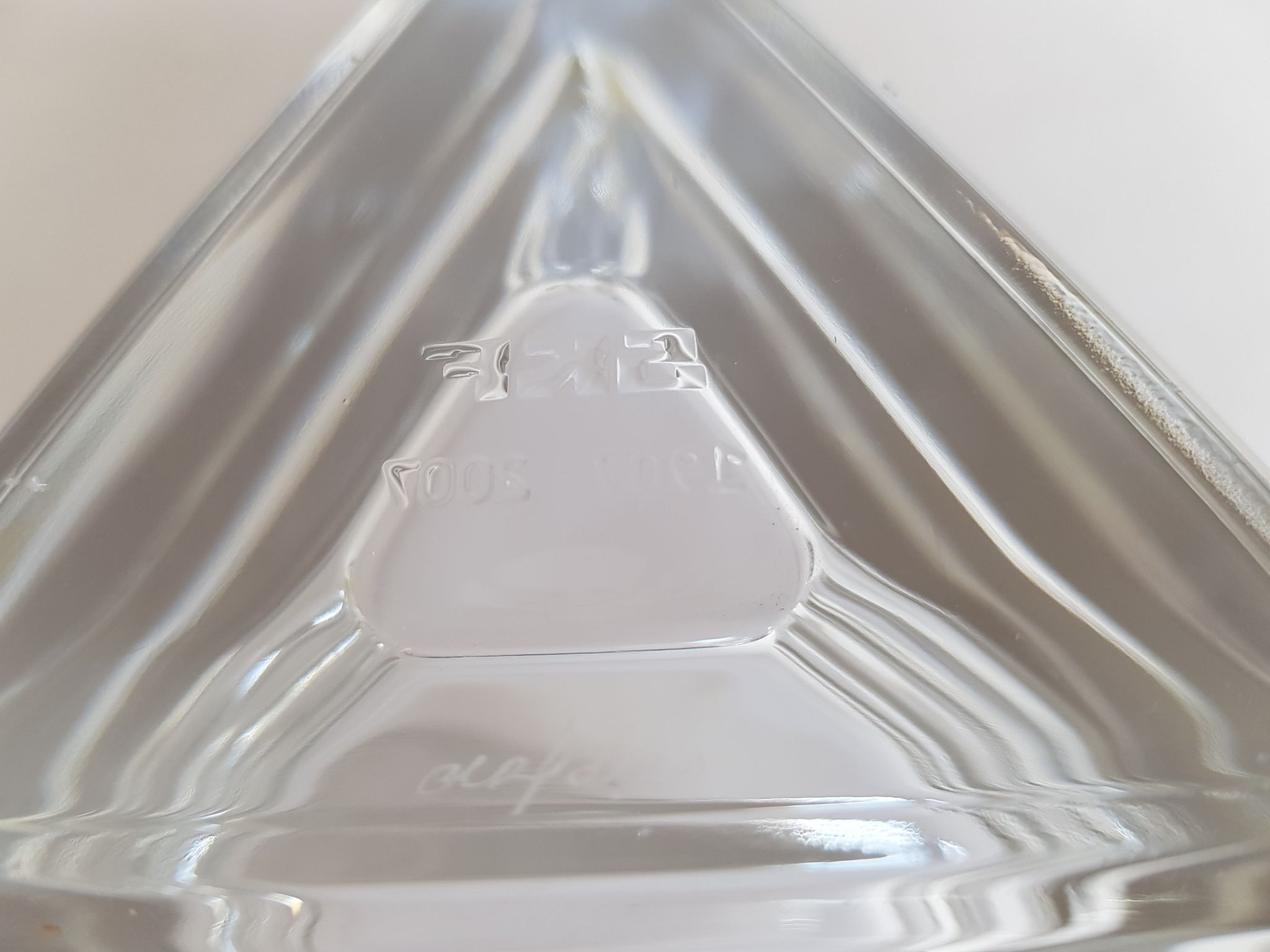 Coupe vide poche en verre de forme triangulaire signé