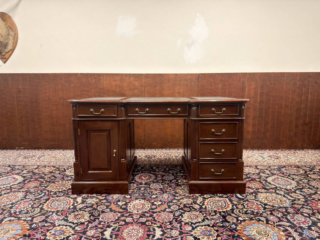 Bureau anglais classique avec incrustations vertes