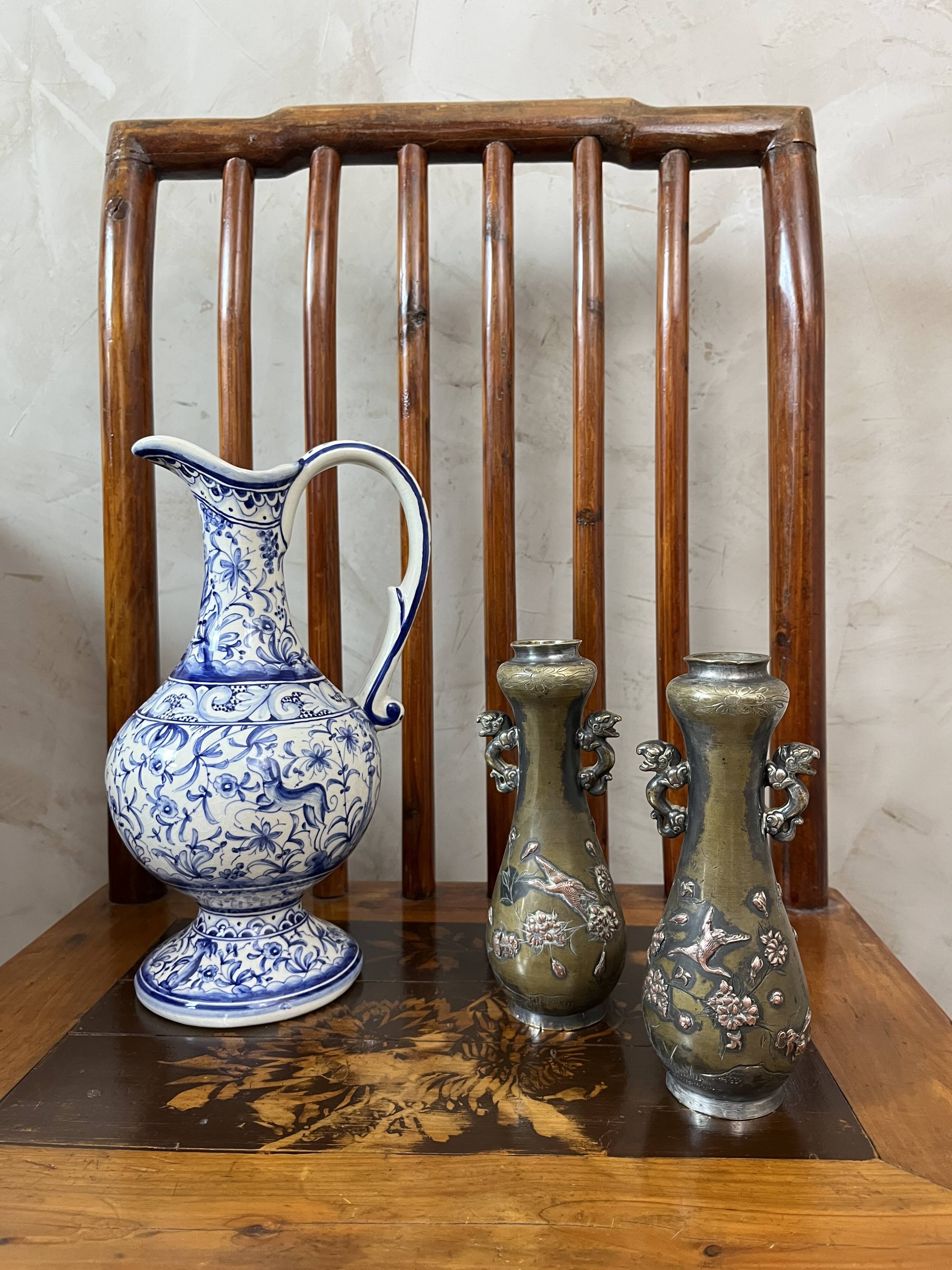 Pair of bronze vases - Asian motifs in relief in copper
