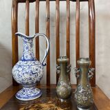 Paire de vases en bronze - Motifs asiatiques en relief en cuivre