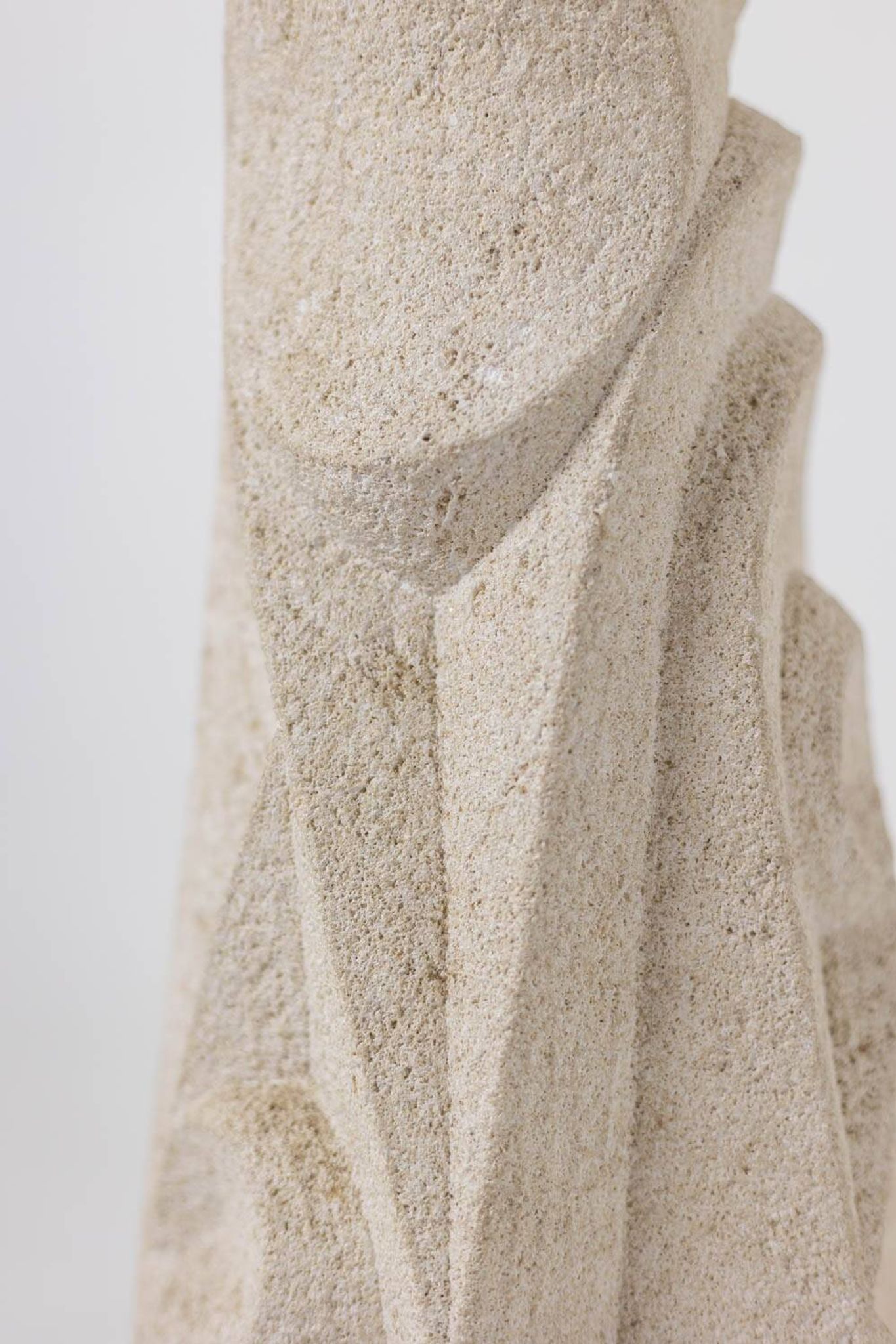 Lampe en pierre sculpté. Années 1970.