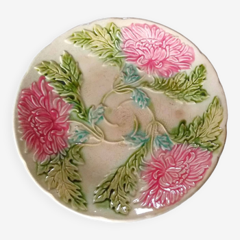 Assiette ancienne plate en barbotine de Onnaing au décor fleuri