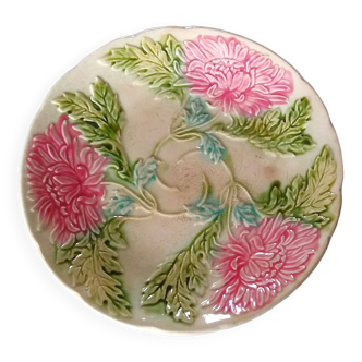 Assiette ancienne plate en barbotine de Onnaing au décor fleuri