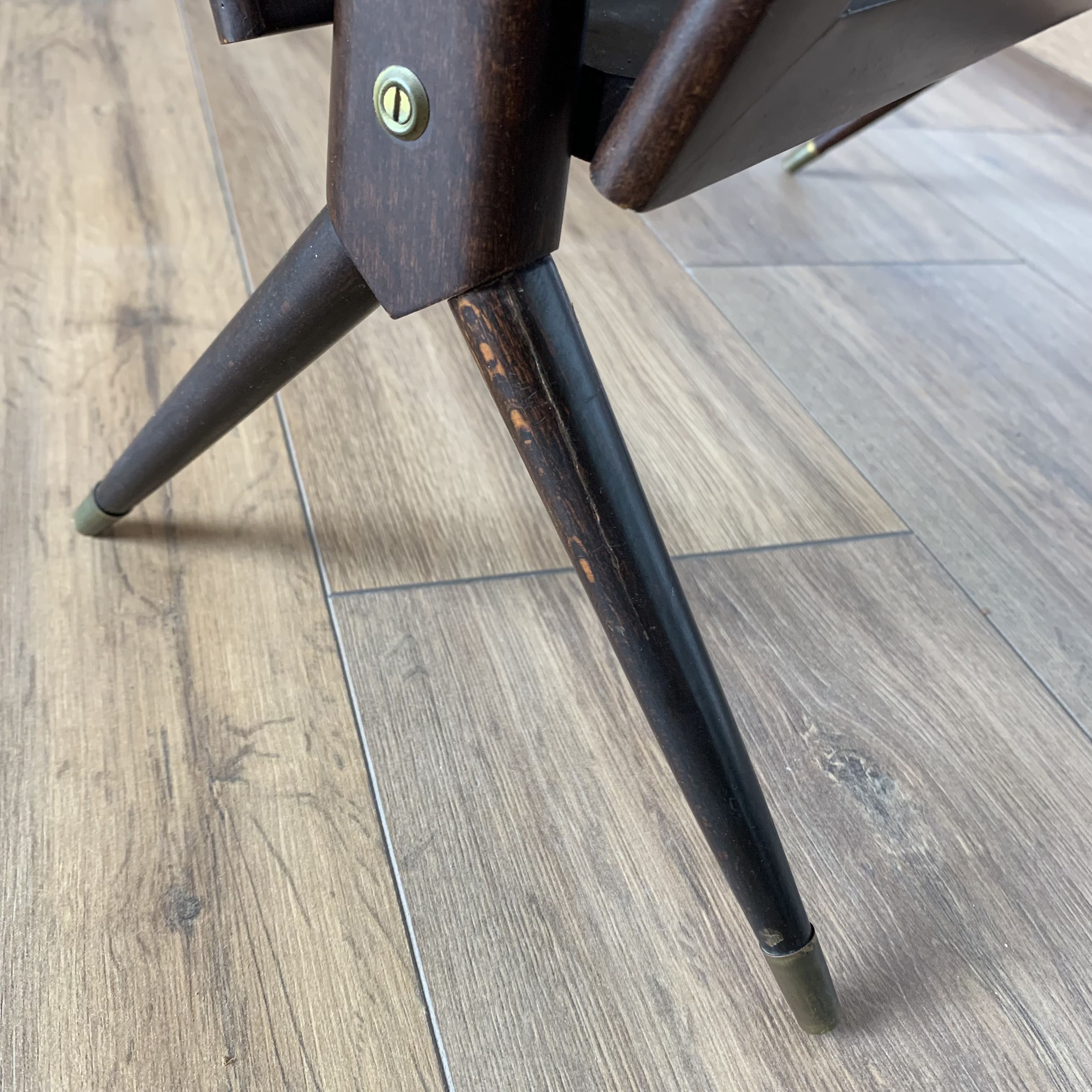 Folding magazine rack