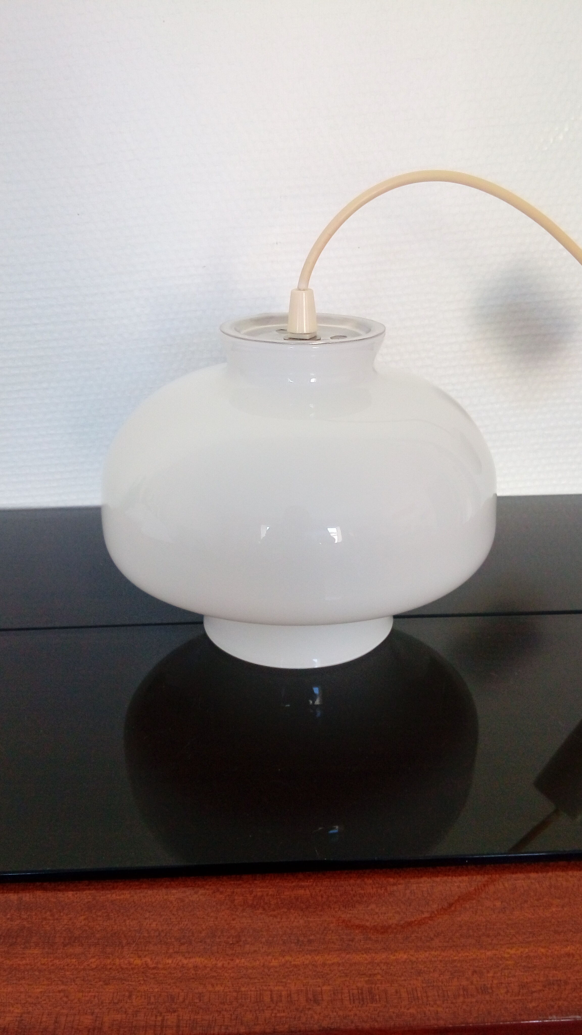 Suspension champignon vintage globe opaline blanche années 70