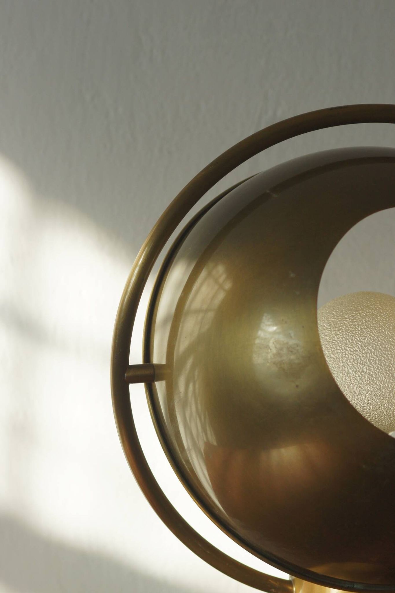 Lampe de table en laiton design Florian Schulz, années 1970.