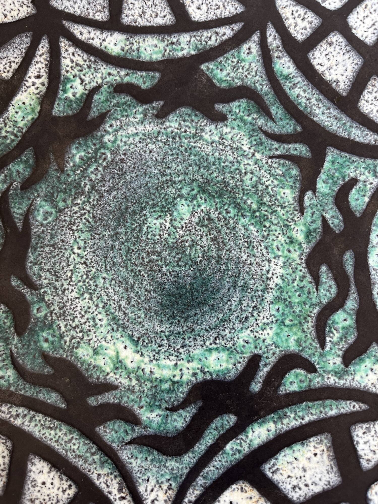 Large round dish St Clément boat motifs