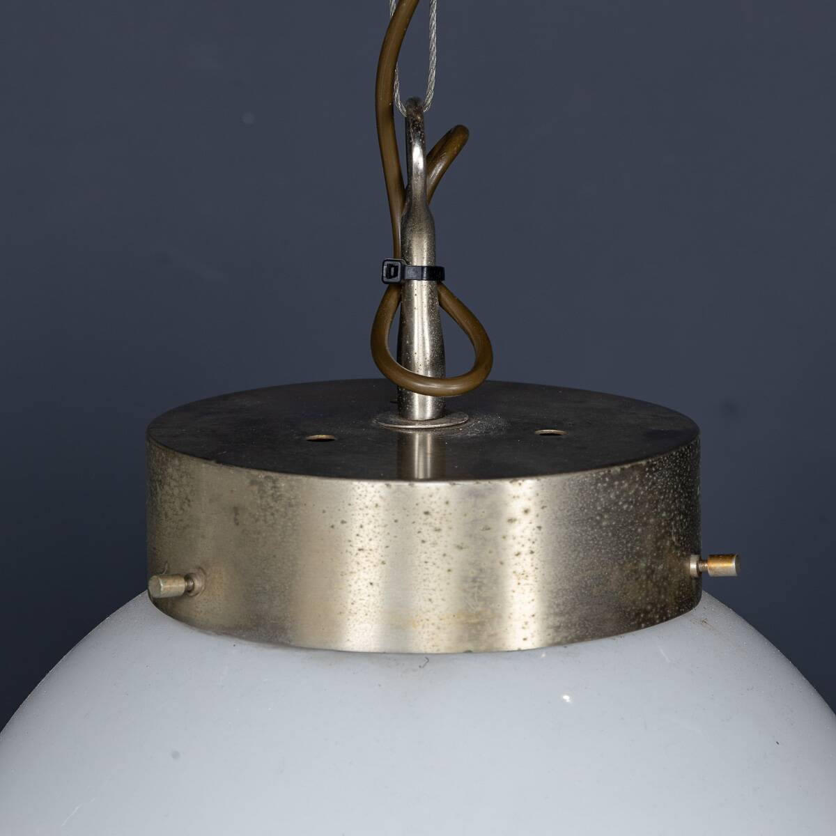 Paire de suspensions en opaline "Delta" italienne des années 1960 par Sergio Mazza.