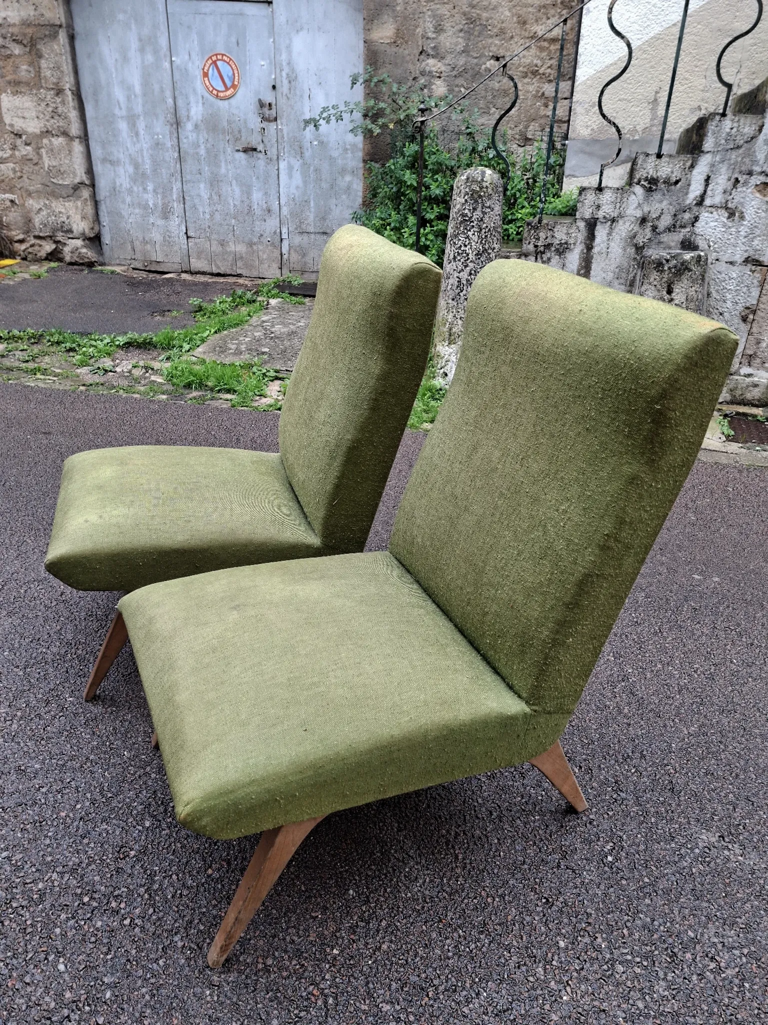 Pair of vintage armchairs with tapered legs from the 1950s.