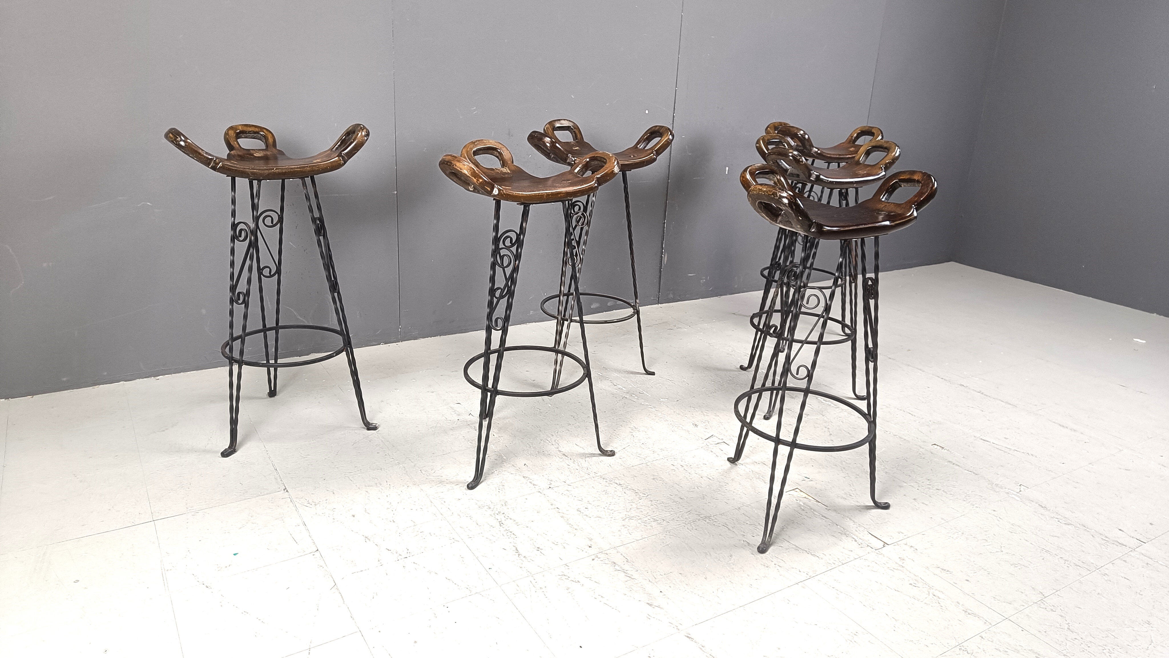 Ensemble de 6 tabourets de bar brutalistes, en fer forgé, années 1960.