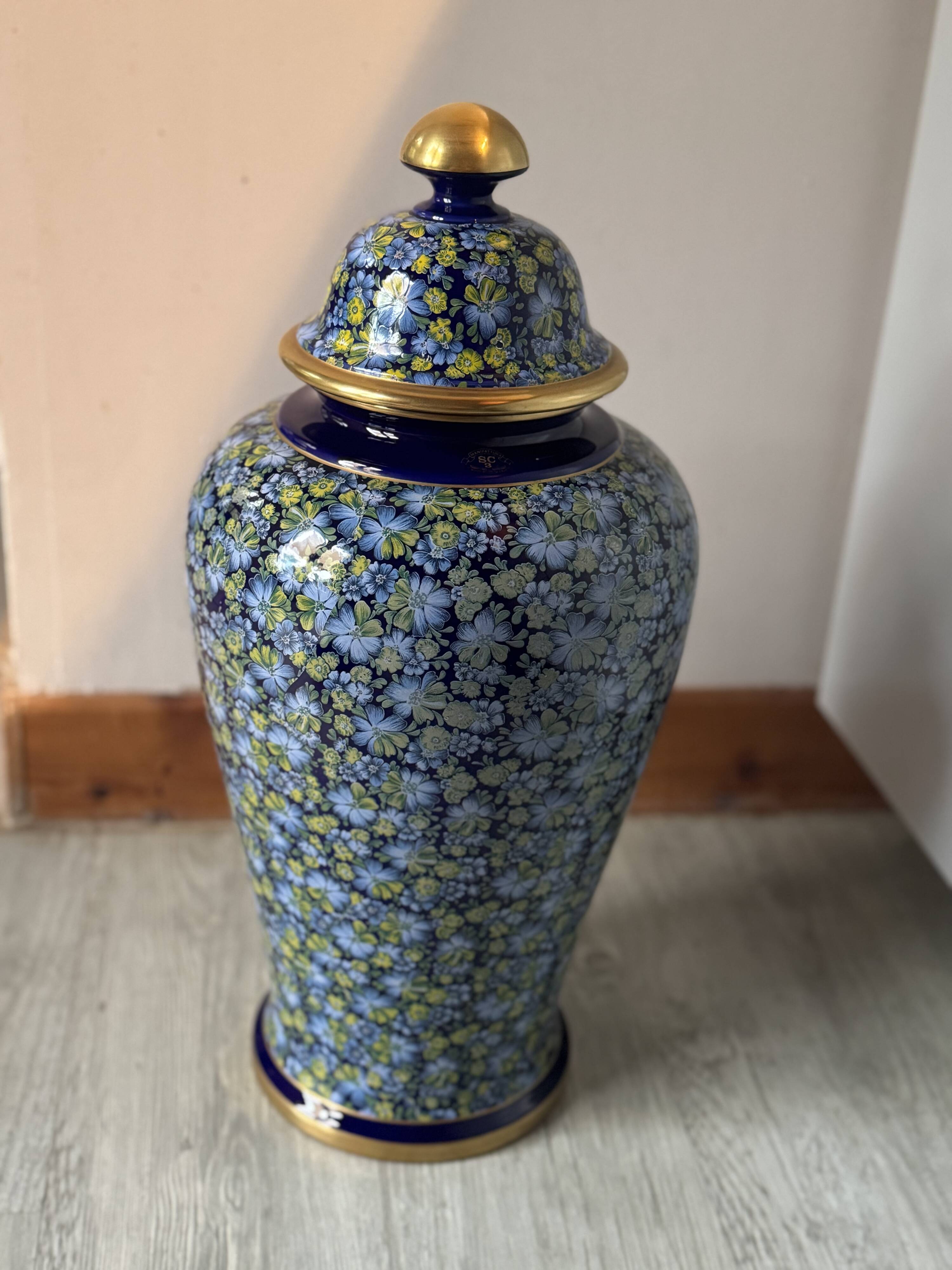 Decorative porcelain vase