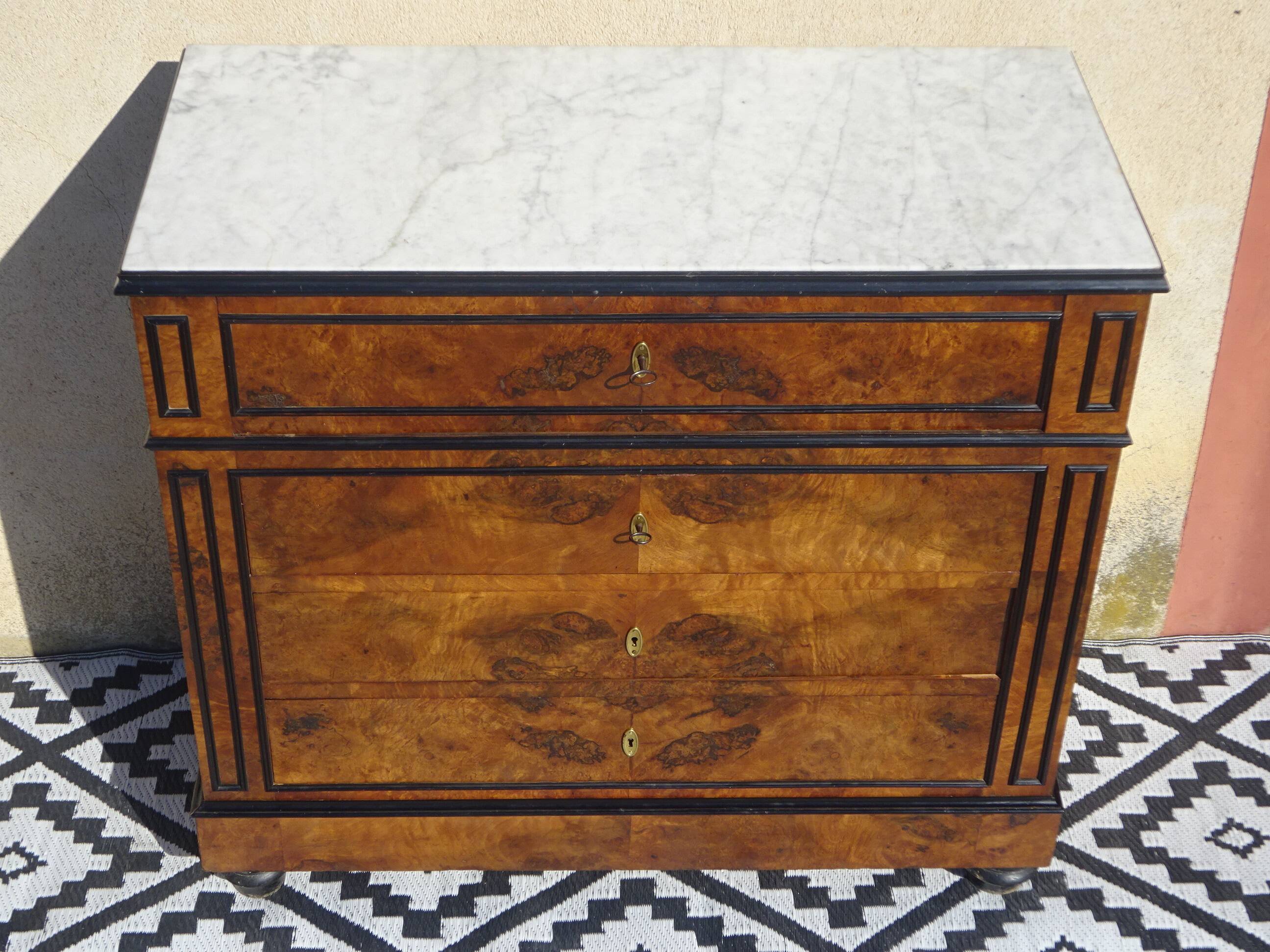 Napoleon III chest of drawers in walnut and burl walnut
