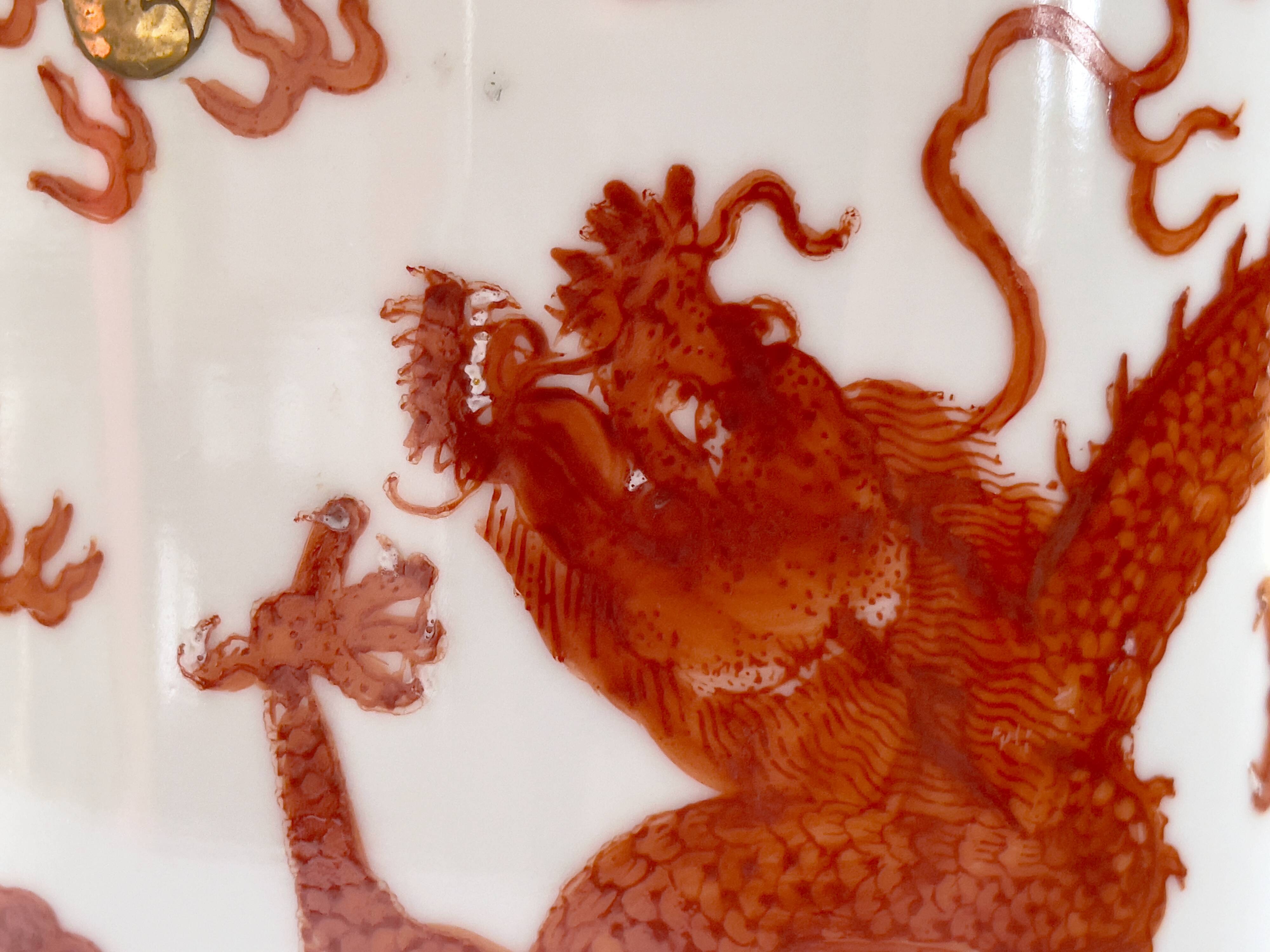 Teapot decorated with 2 dragons Republic 1912-1949 China