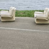 Paire de fauteuils "space age" en cuir. Couleur "crème". Circa 1970.