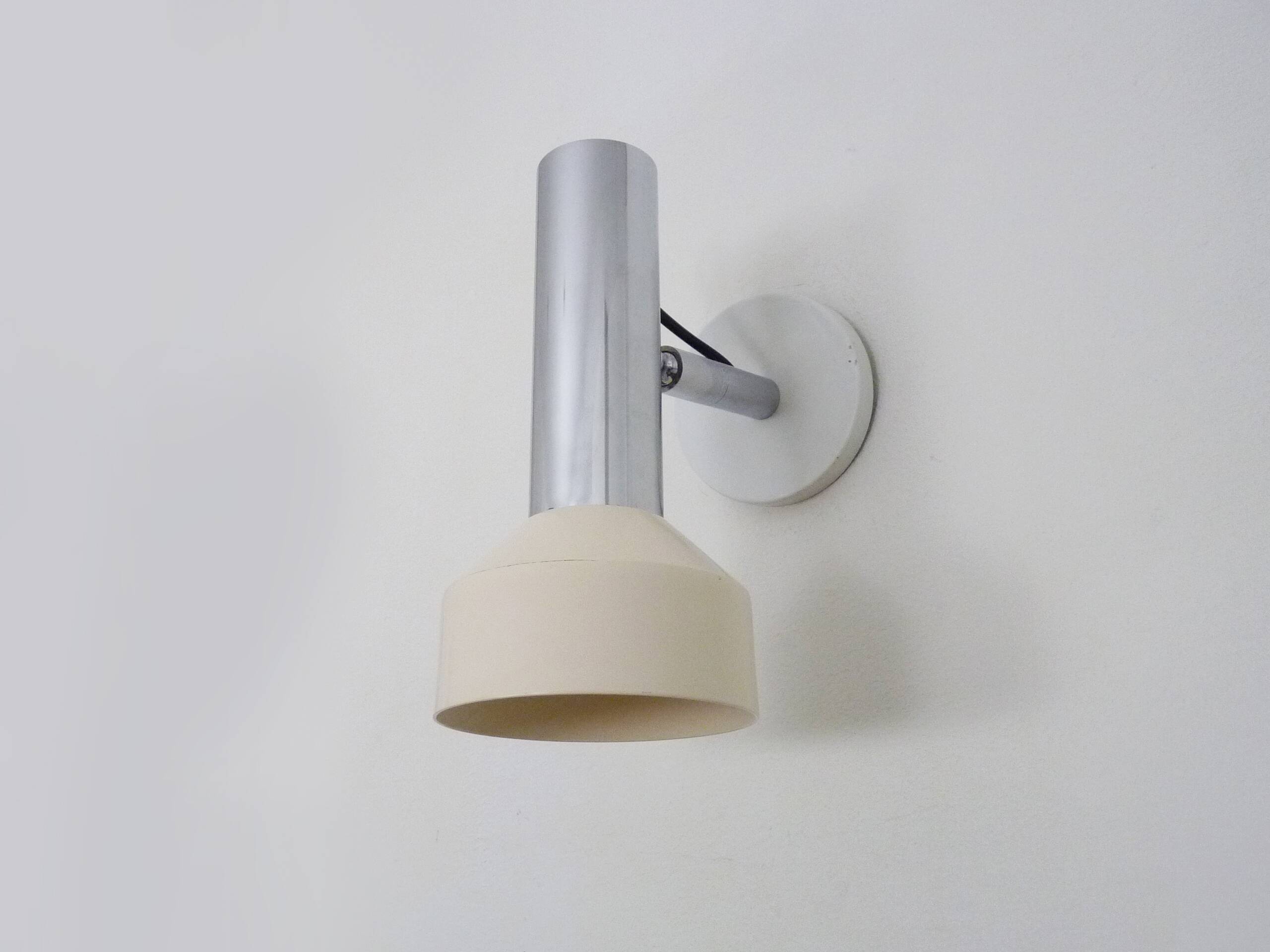 Adjustable wall spotlight in chrome-plated and white lacquered metal. 1970s