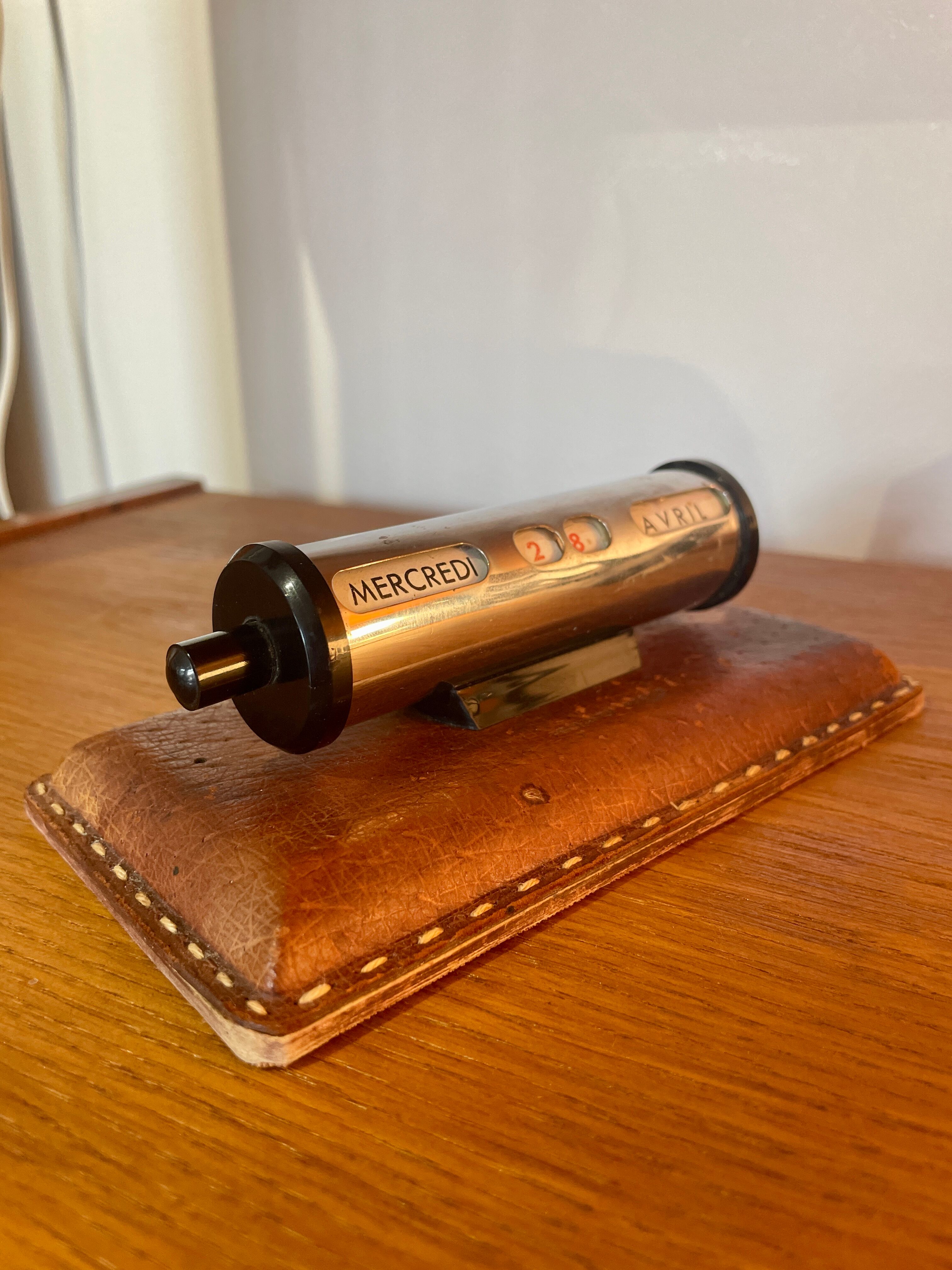 Perpetual calendar in leather and chrome