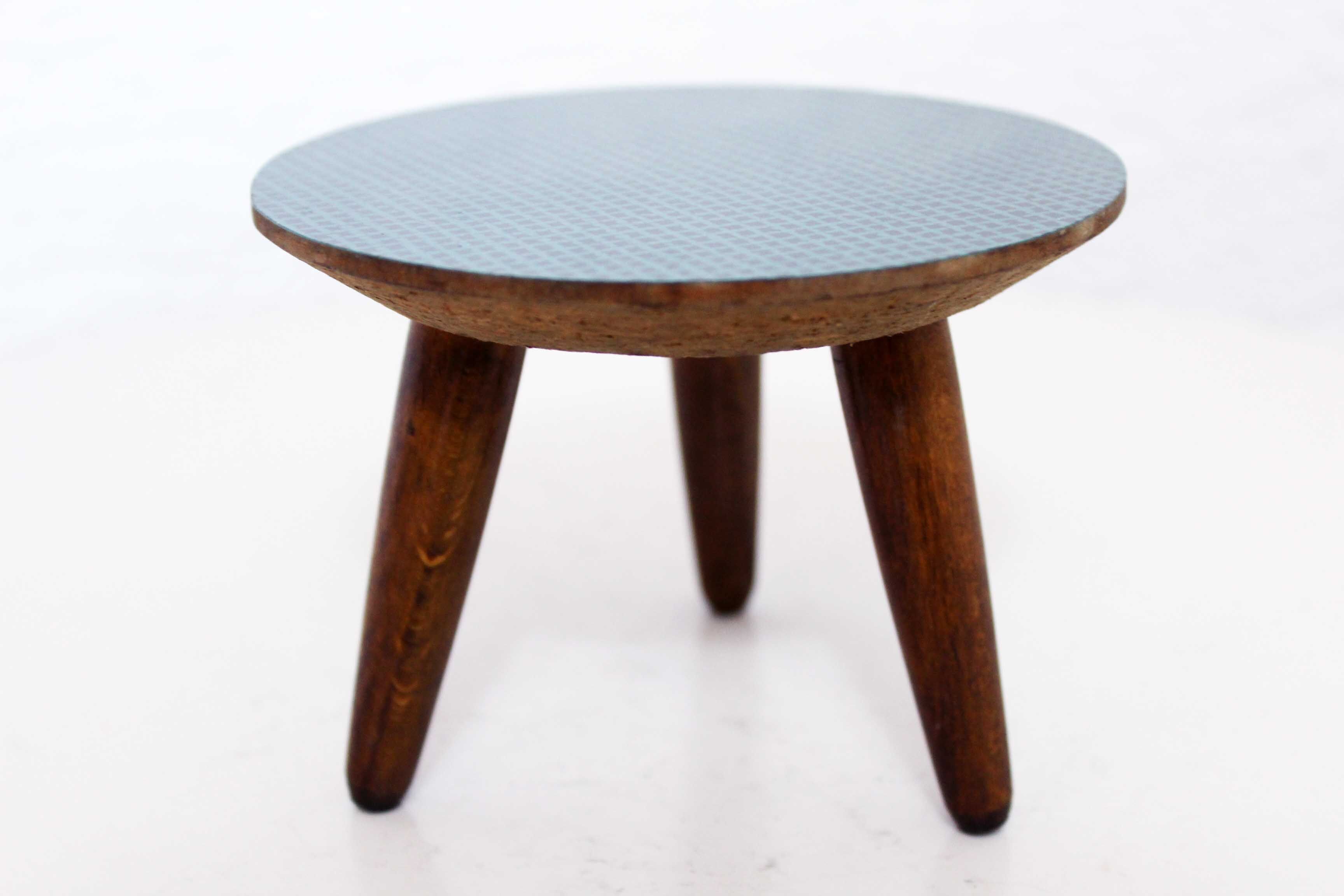 Pedestal carries tripod plant