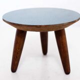 Pedestal carries tripod plant