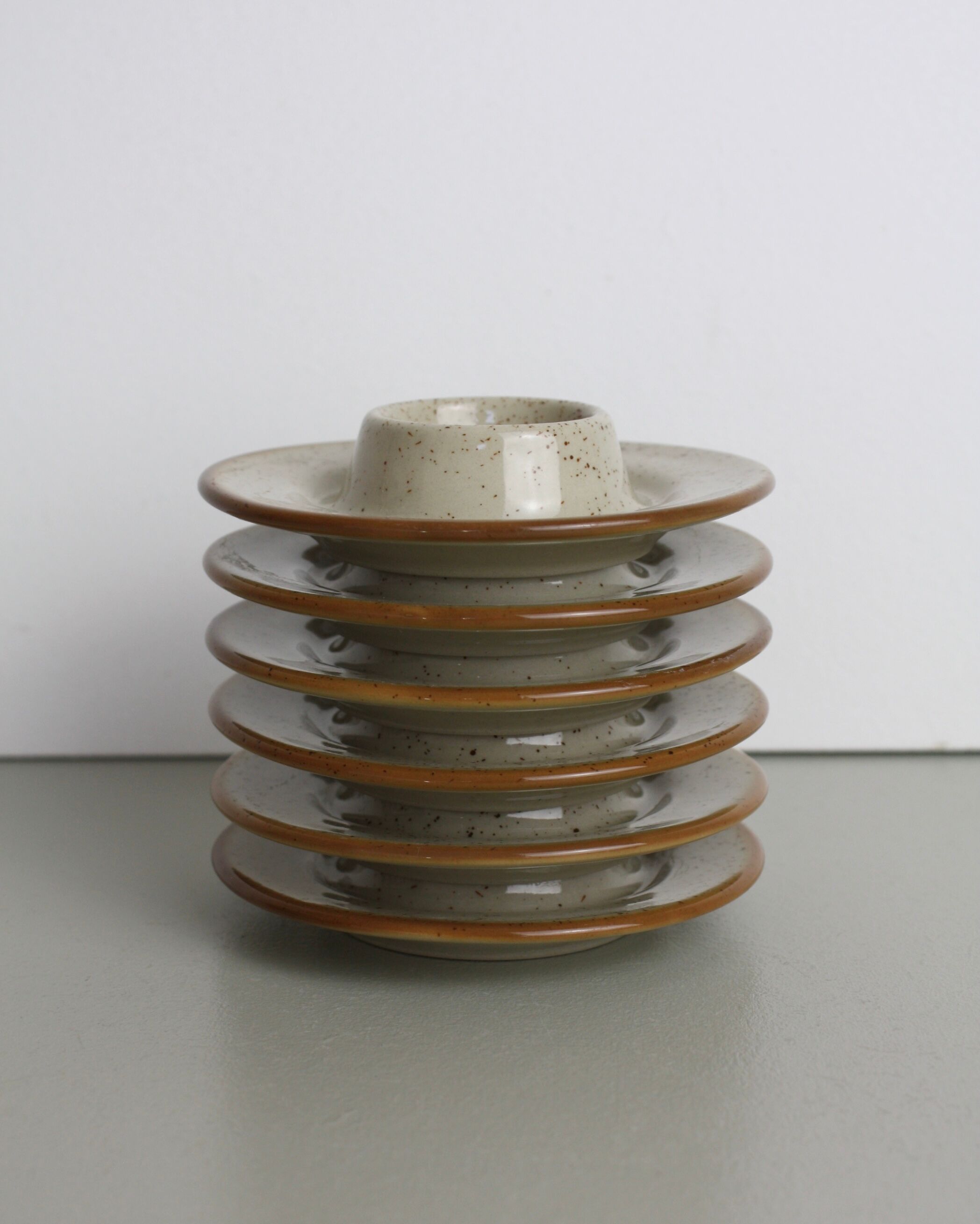 Set de 6 coquetiers en grès moucheté