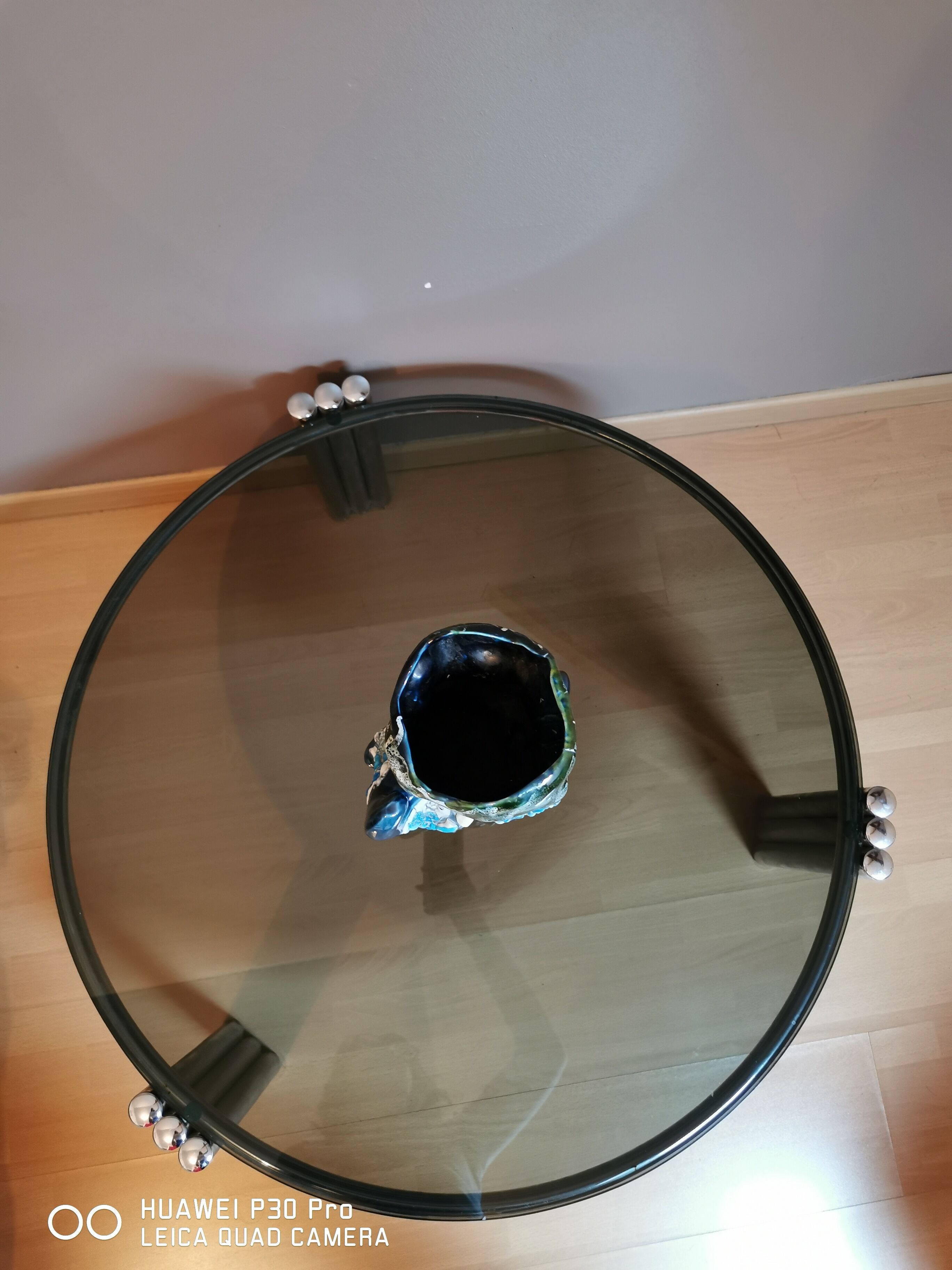 Table basse verre fumé et pieds chromés