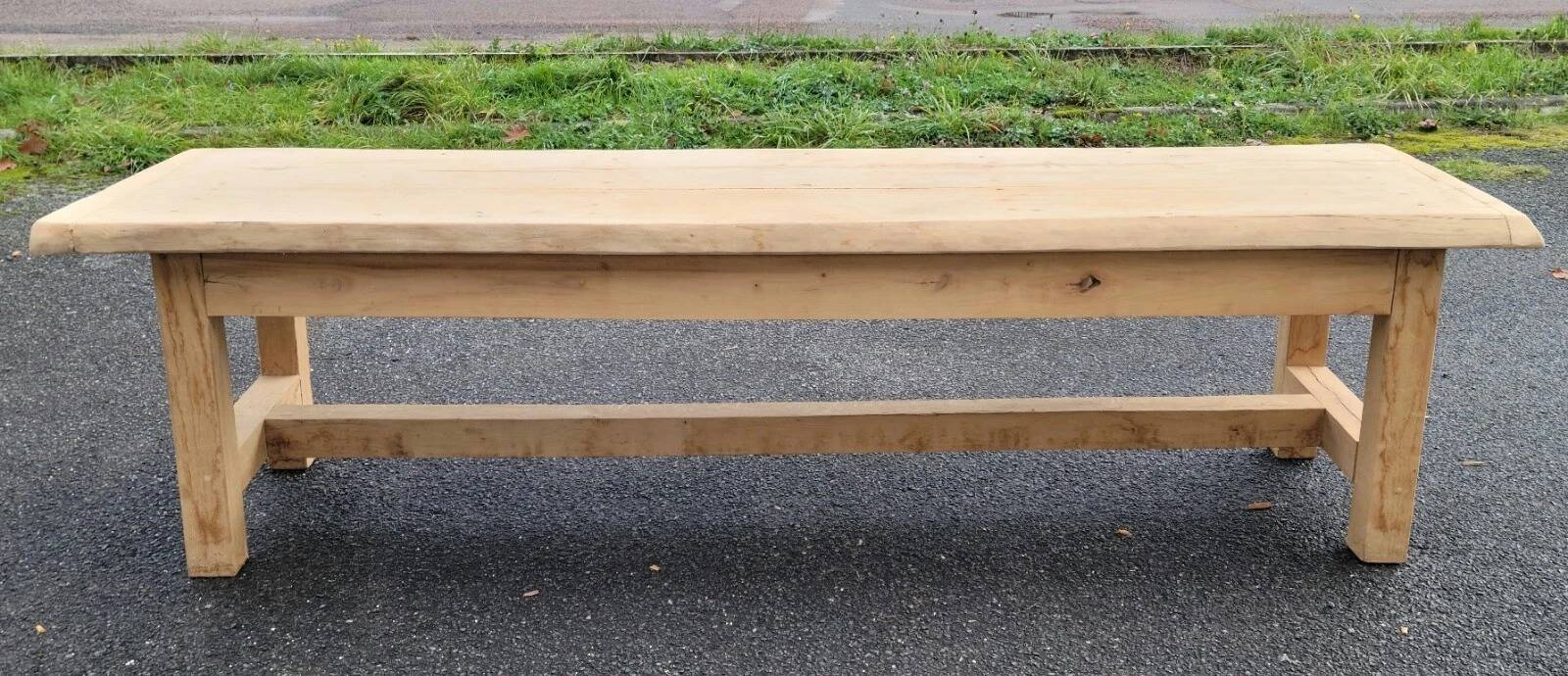 Immense table de ferme aérogommée : travail d'ébénisterie