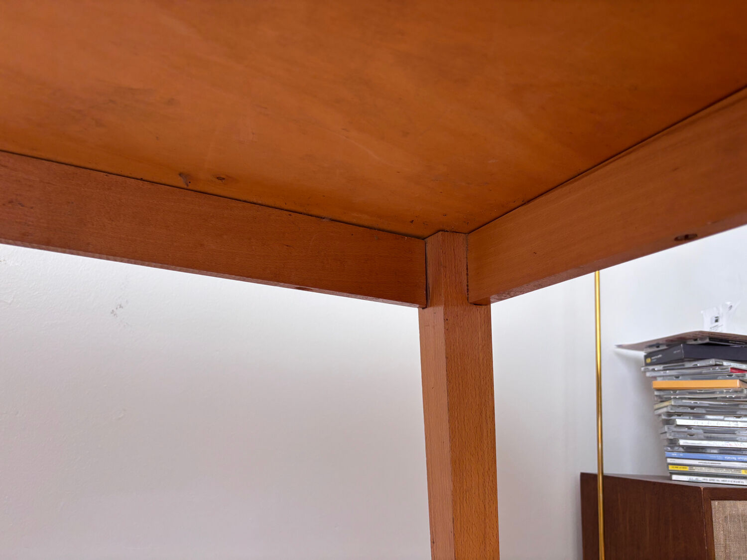 Desk with tapered legs